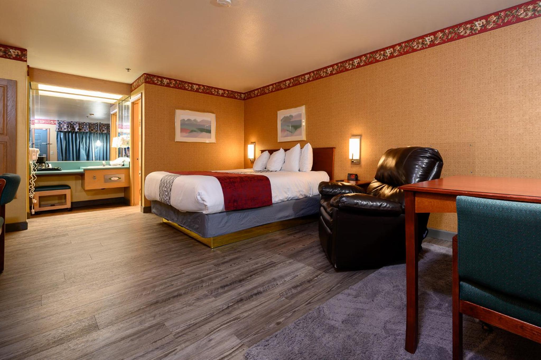King Room - Non-Smoking - Photo 2