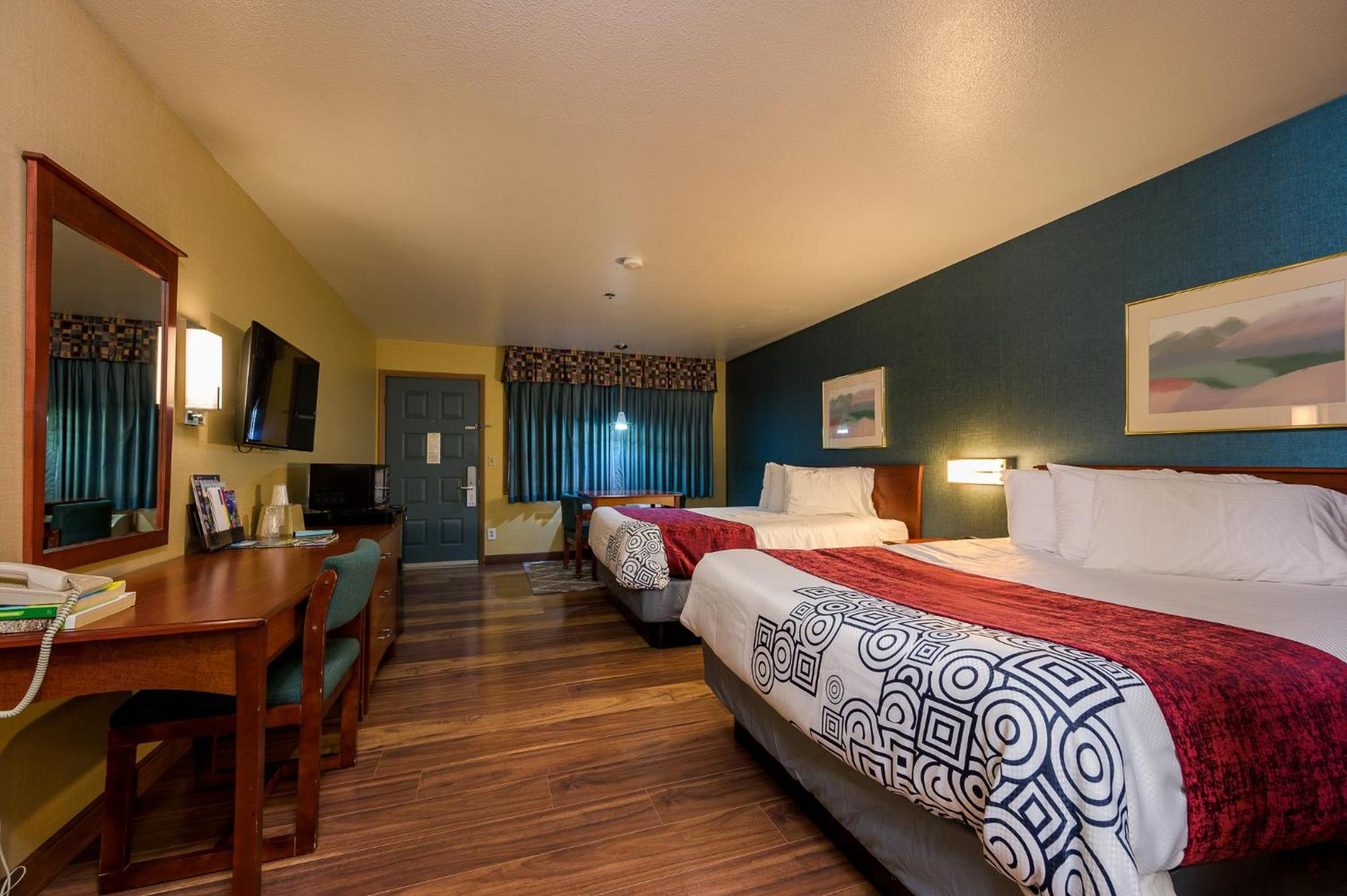 Queen Room with Two Queen Beds - Non-Smoking - Photo 2
