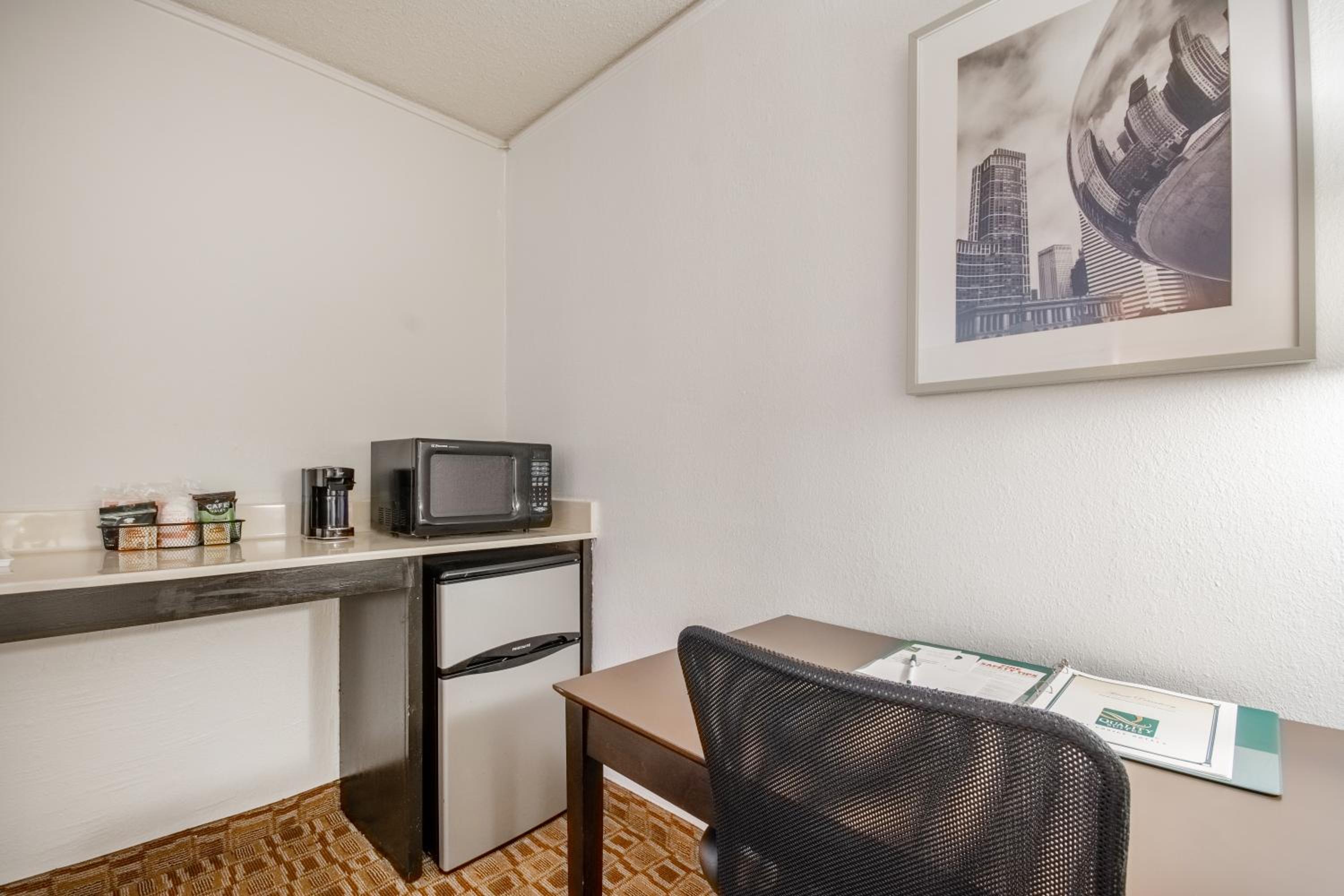 Deluxe King Suite - Non-Smoking - Photo 5