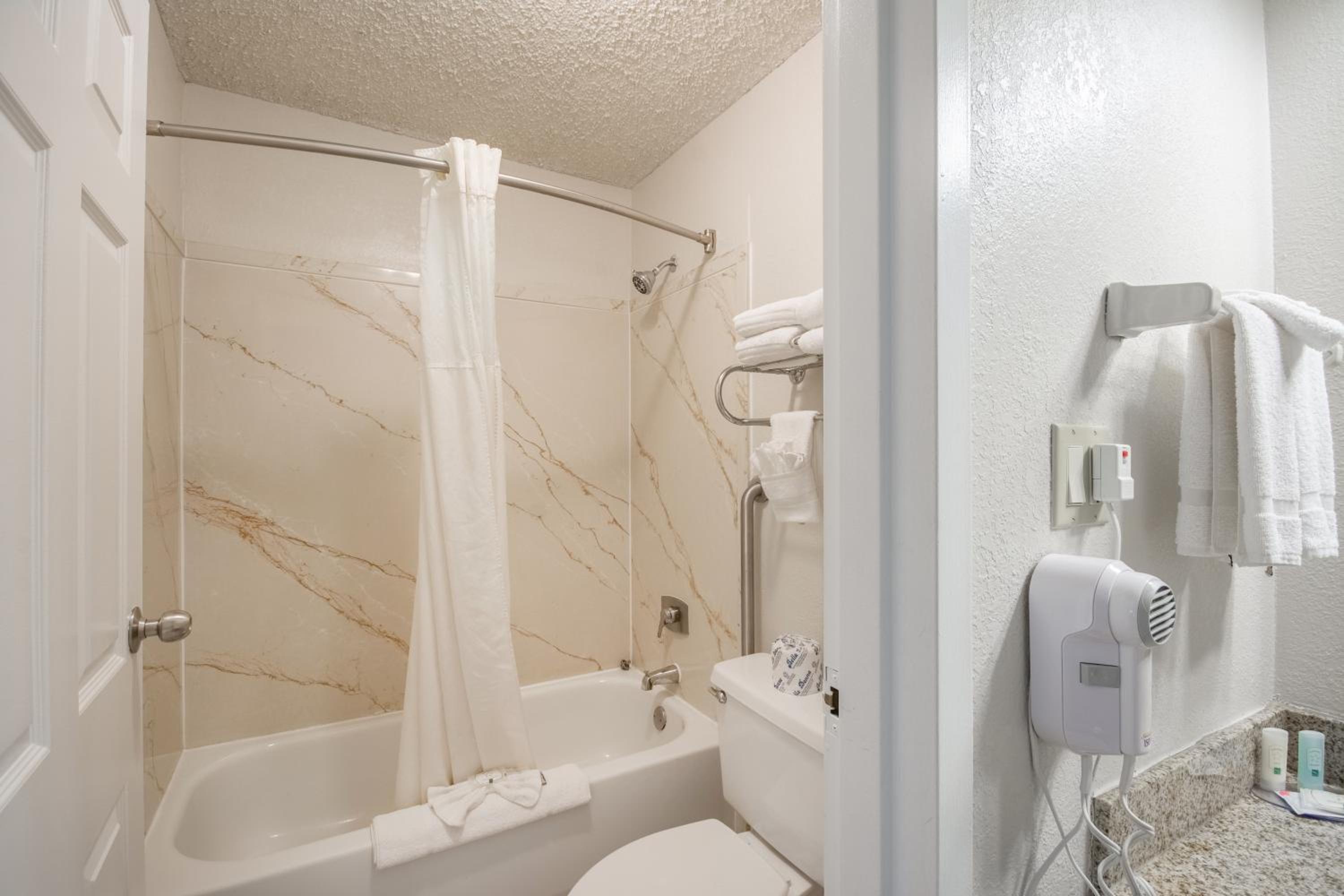 Deluxe King Suite - Non-Smoking - Photo 6