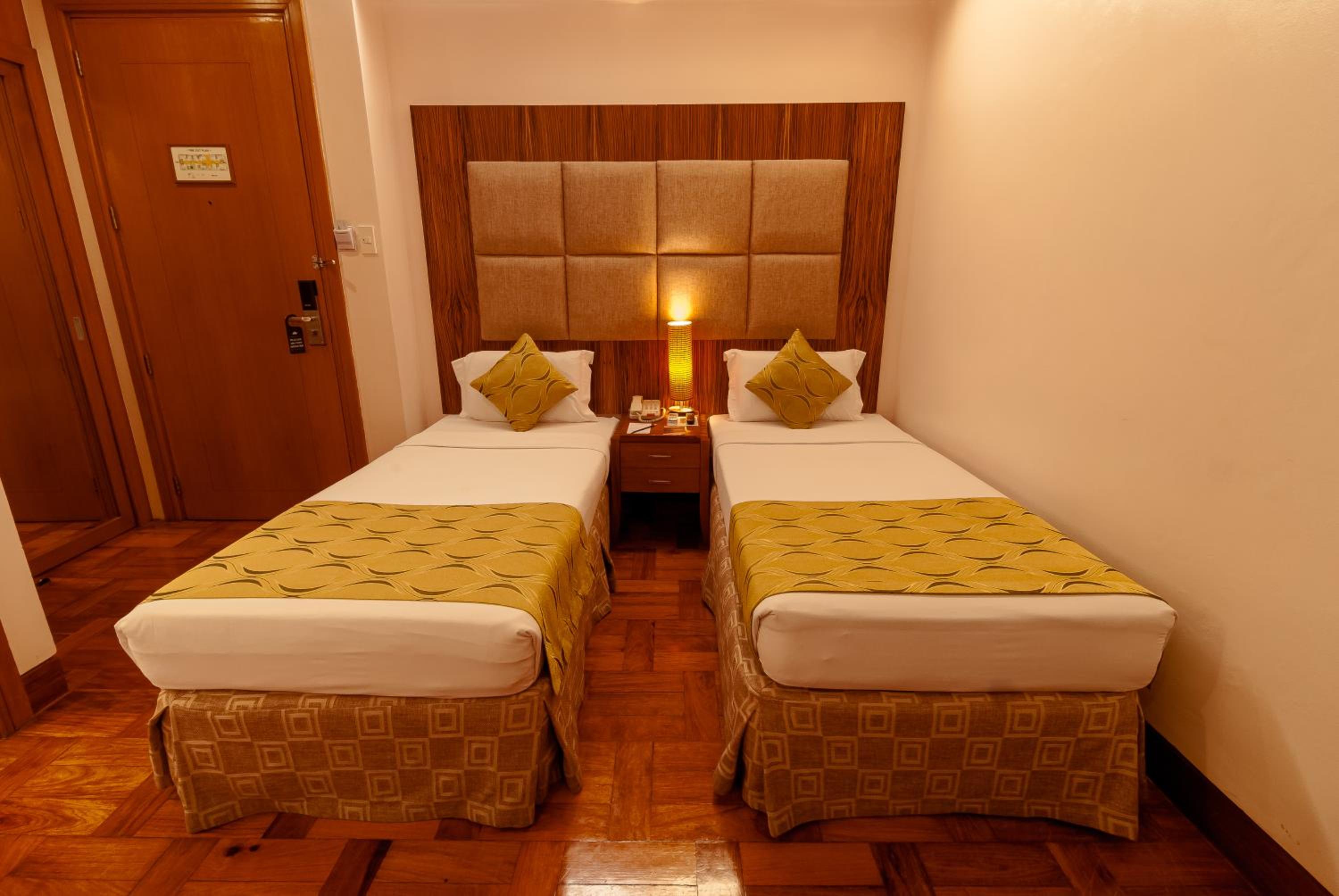 Standard Twin Room No Window - Photo 7