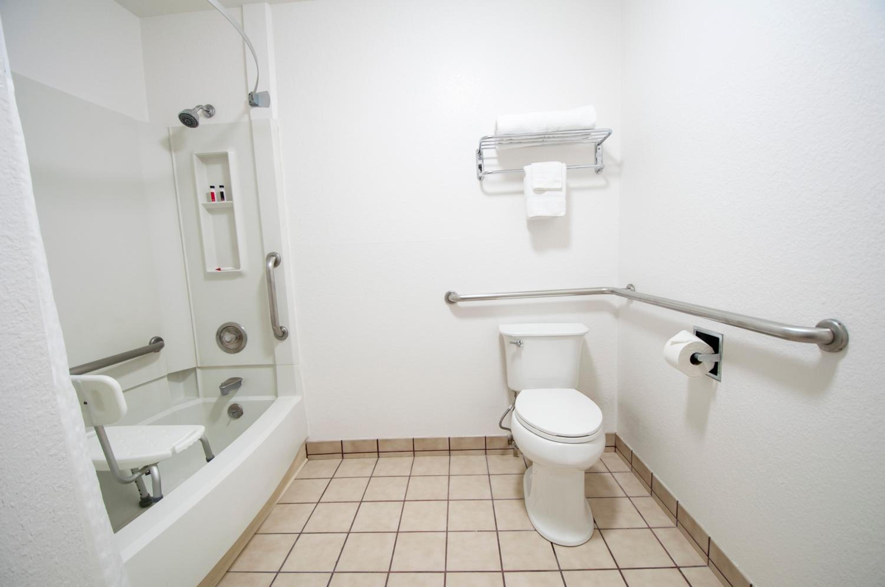 Queen Room - Accessible/Non Smoking - Photo 3