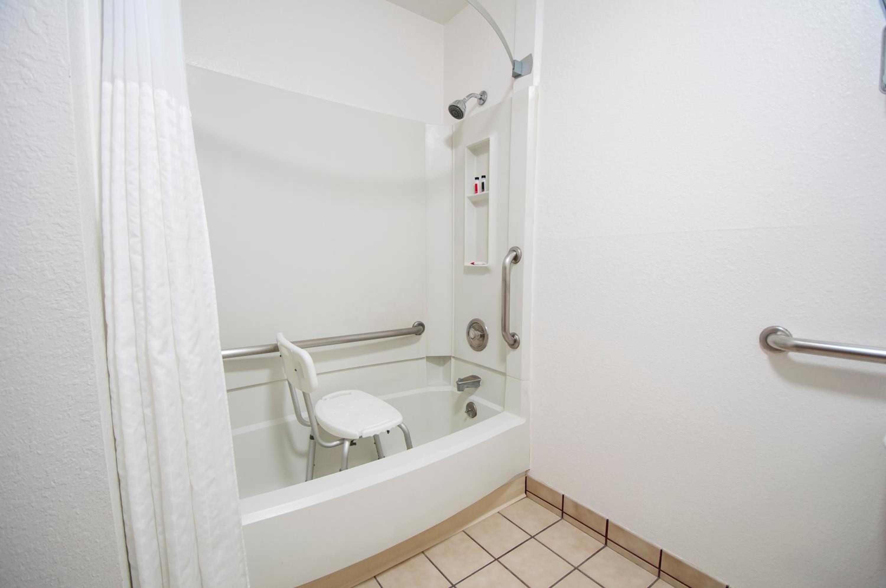 Queen Room - Accessible/Non Smoking - Photo 5