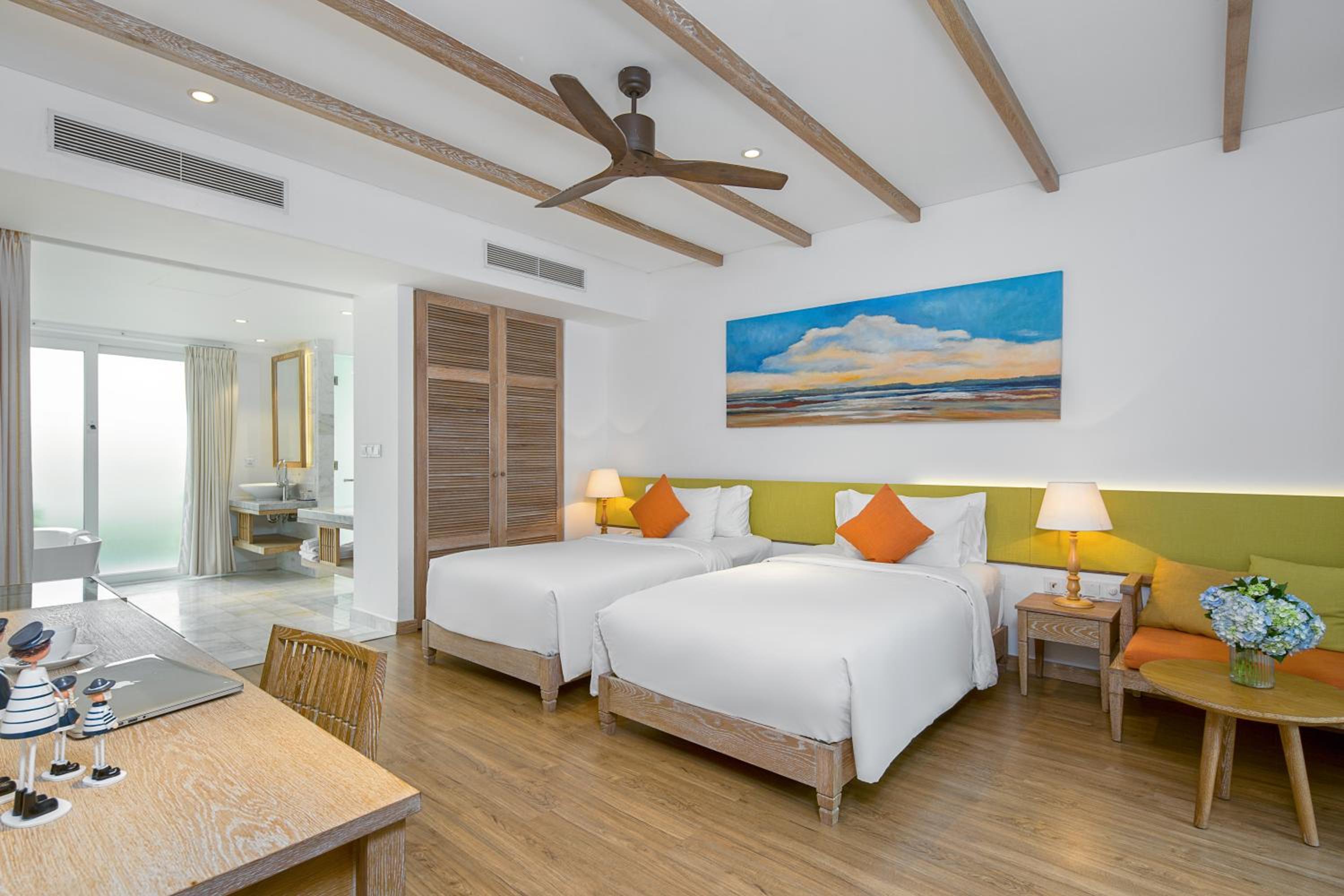 Twin Junior Suite with Terrace and Bathtub photo 2