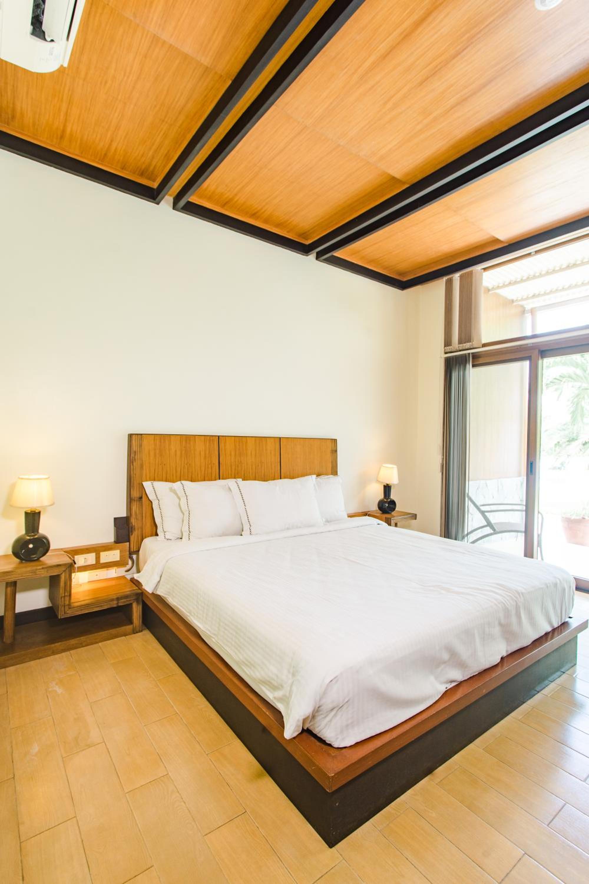 Deluxe Room - Photo 11