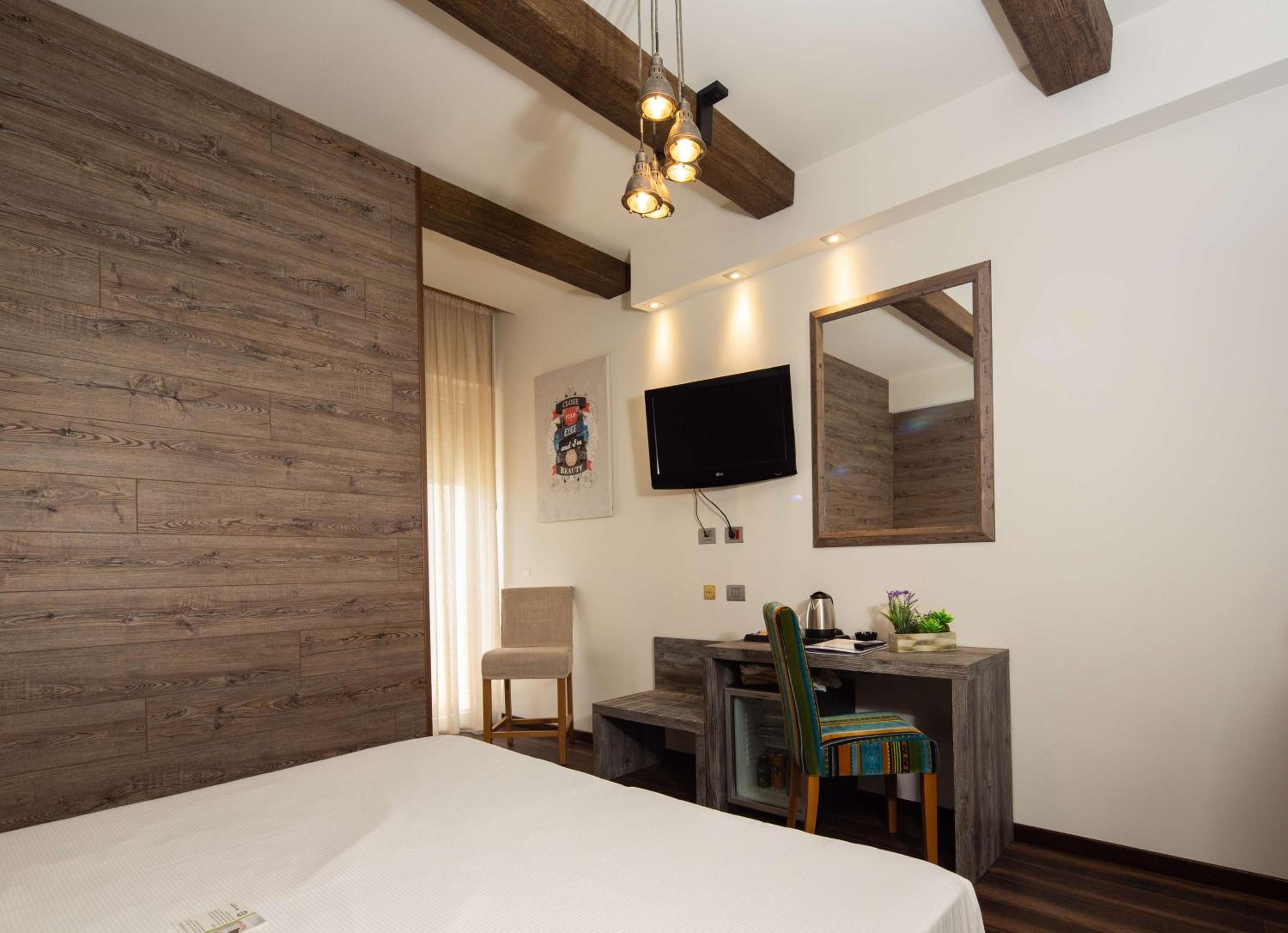 Deluxe King Room with Balcony and Sea View - Photo 22