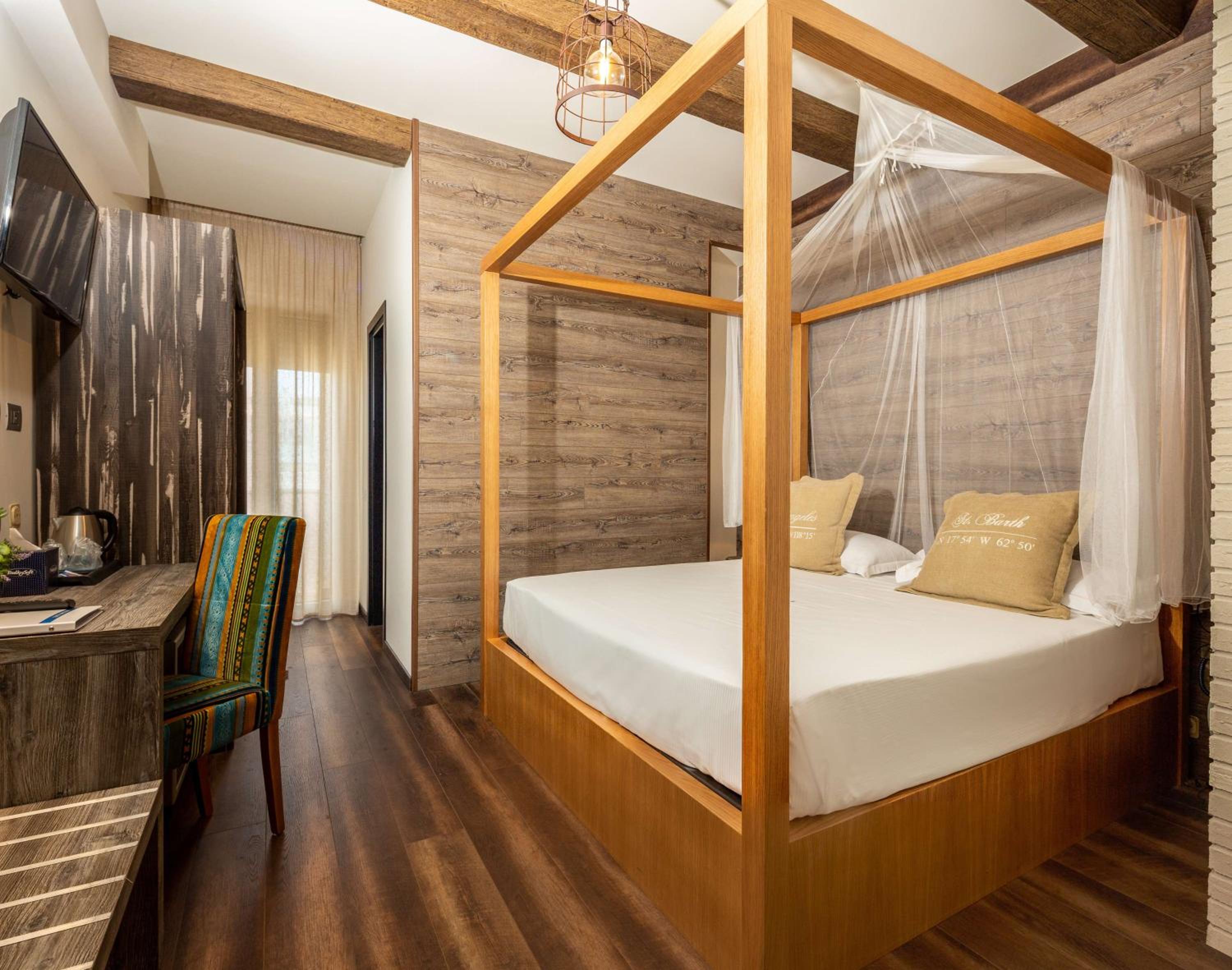 Deluxe King Room with Balcony and Sea View - Photo 24