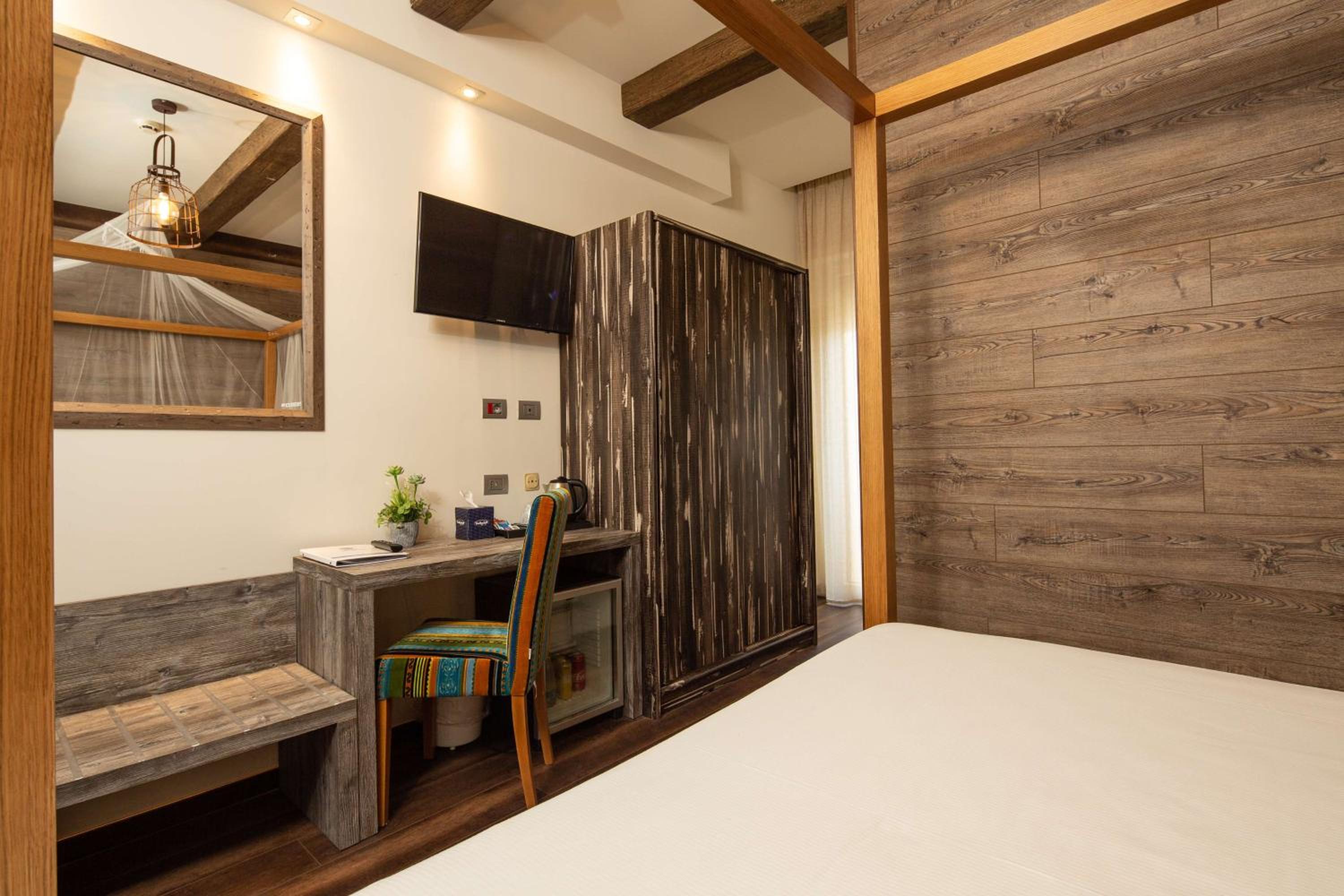Deluxe King Room with Balcony and Sea View - Photo 25