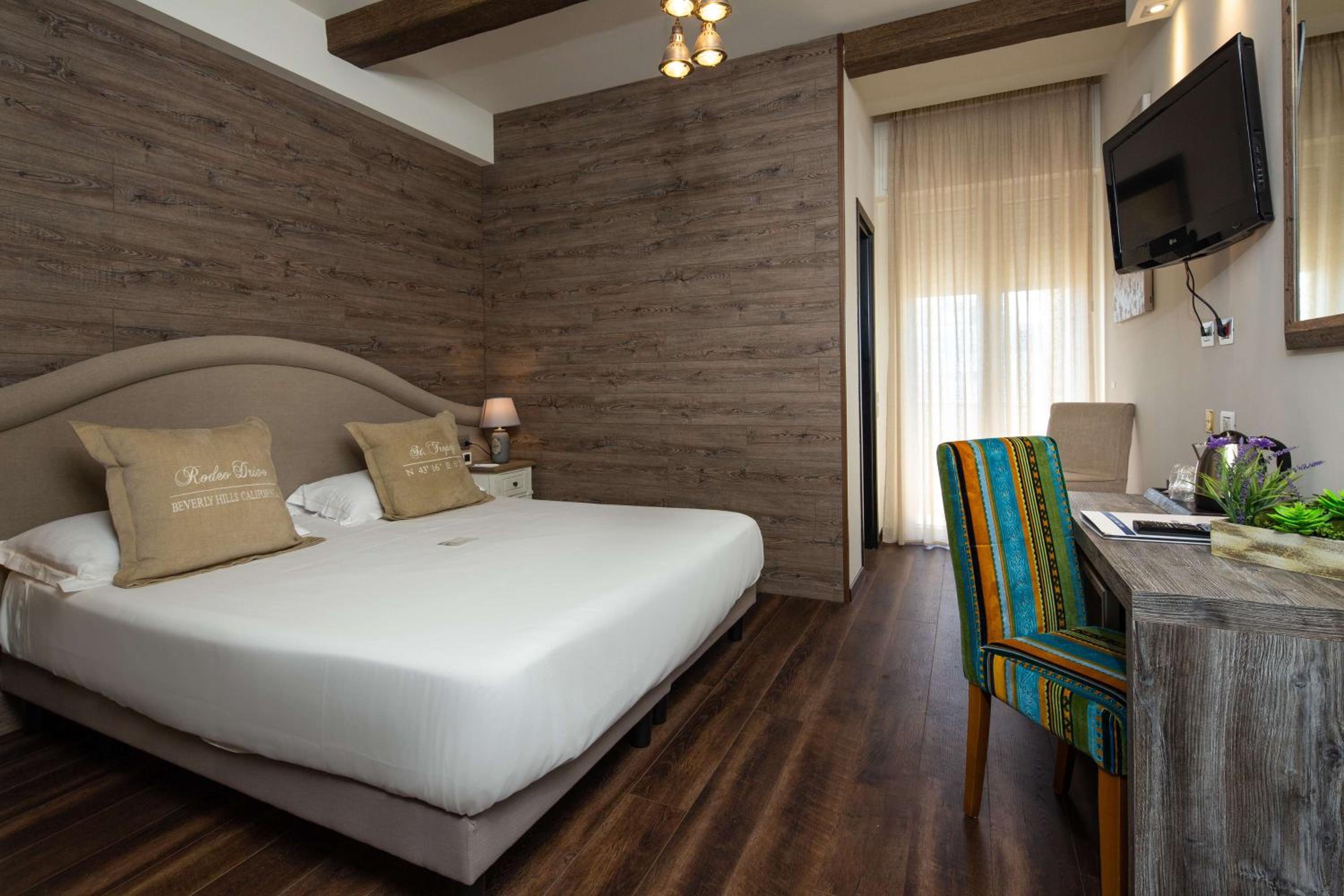 Deluxe King Room with Balcony and Sea View - Photo 1
