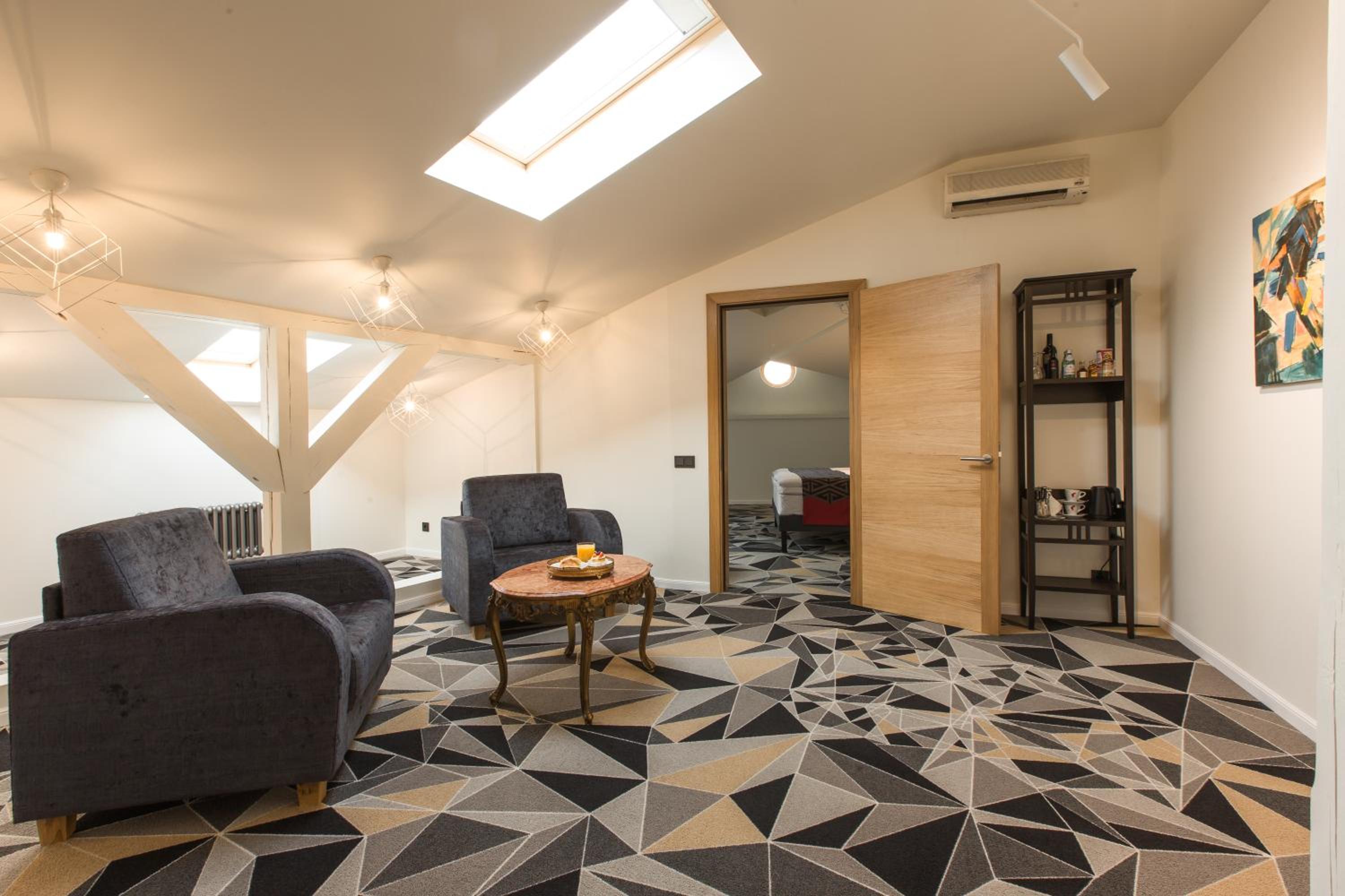 Loft - Photo 2