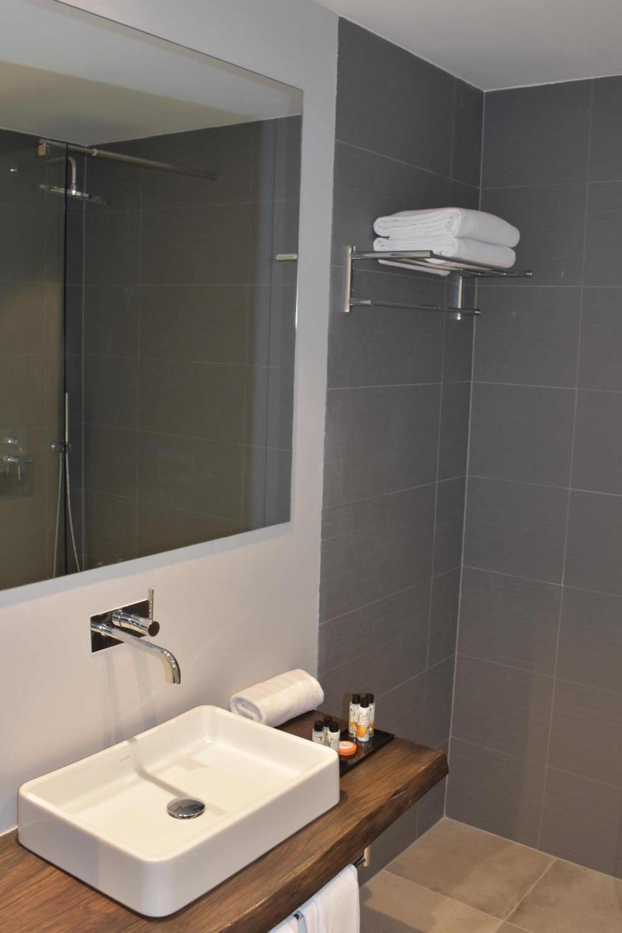 Double or Twin Room - Photo 6