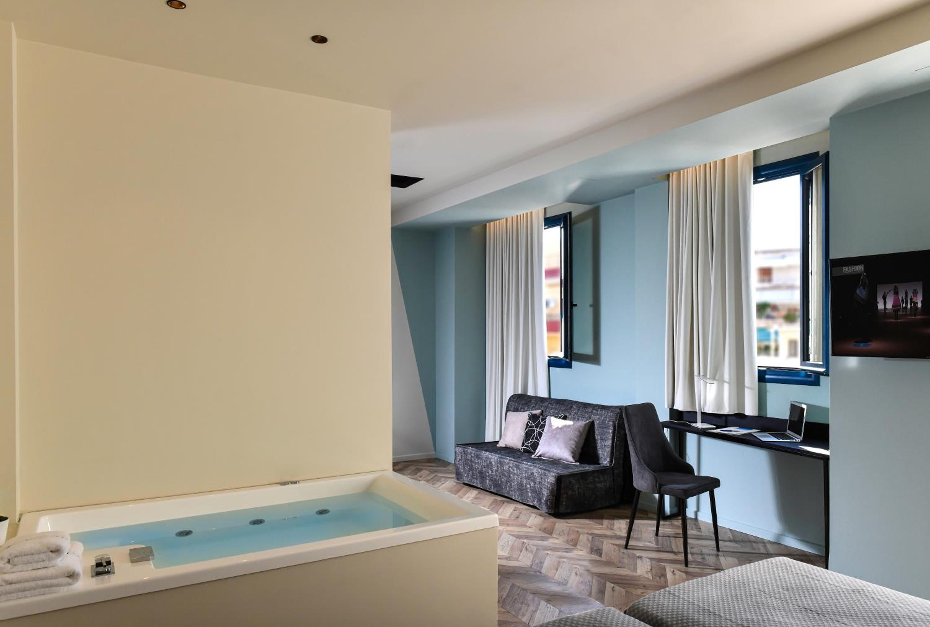 Prestige Suite with Hot Tub photo 3