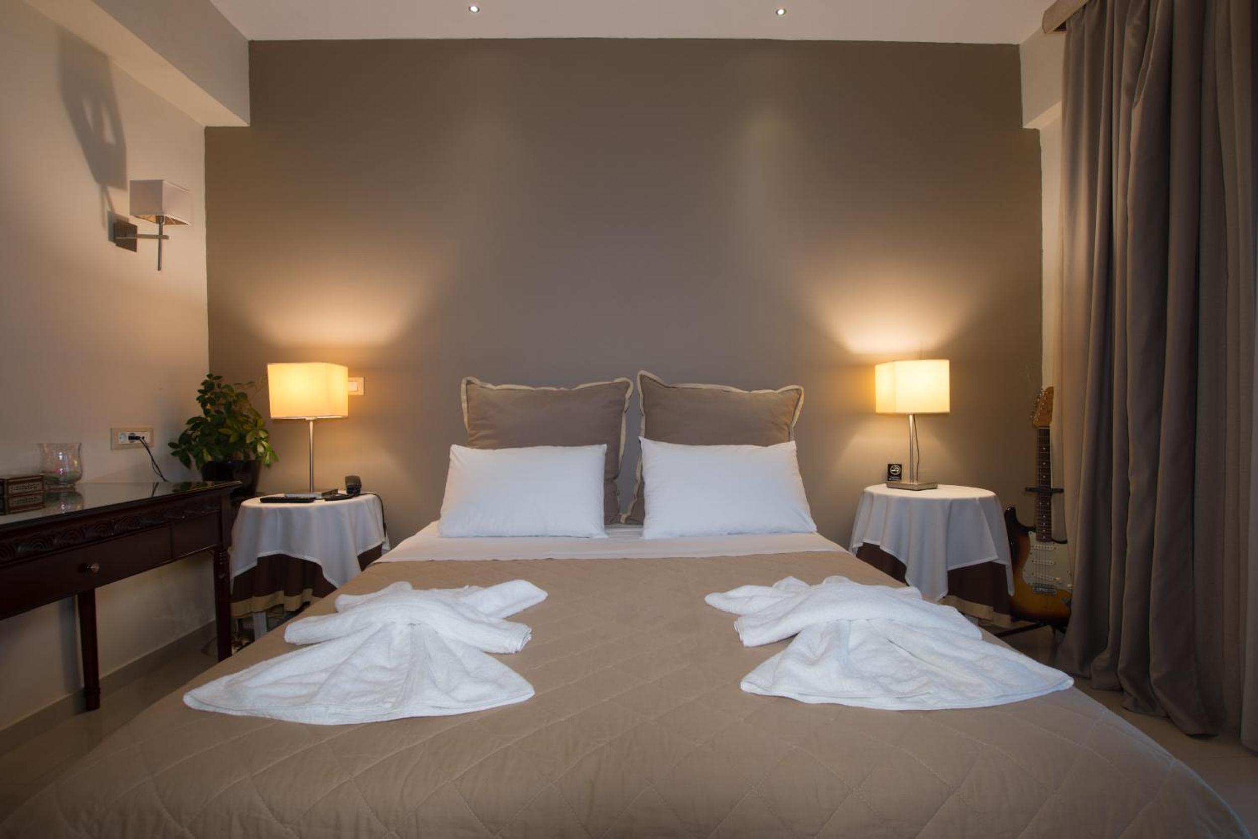 Deluxe Suite with Sea View - Photo 18