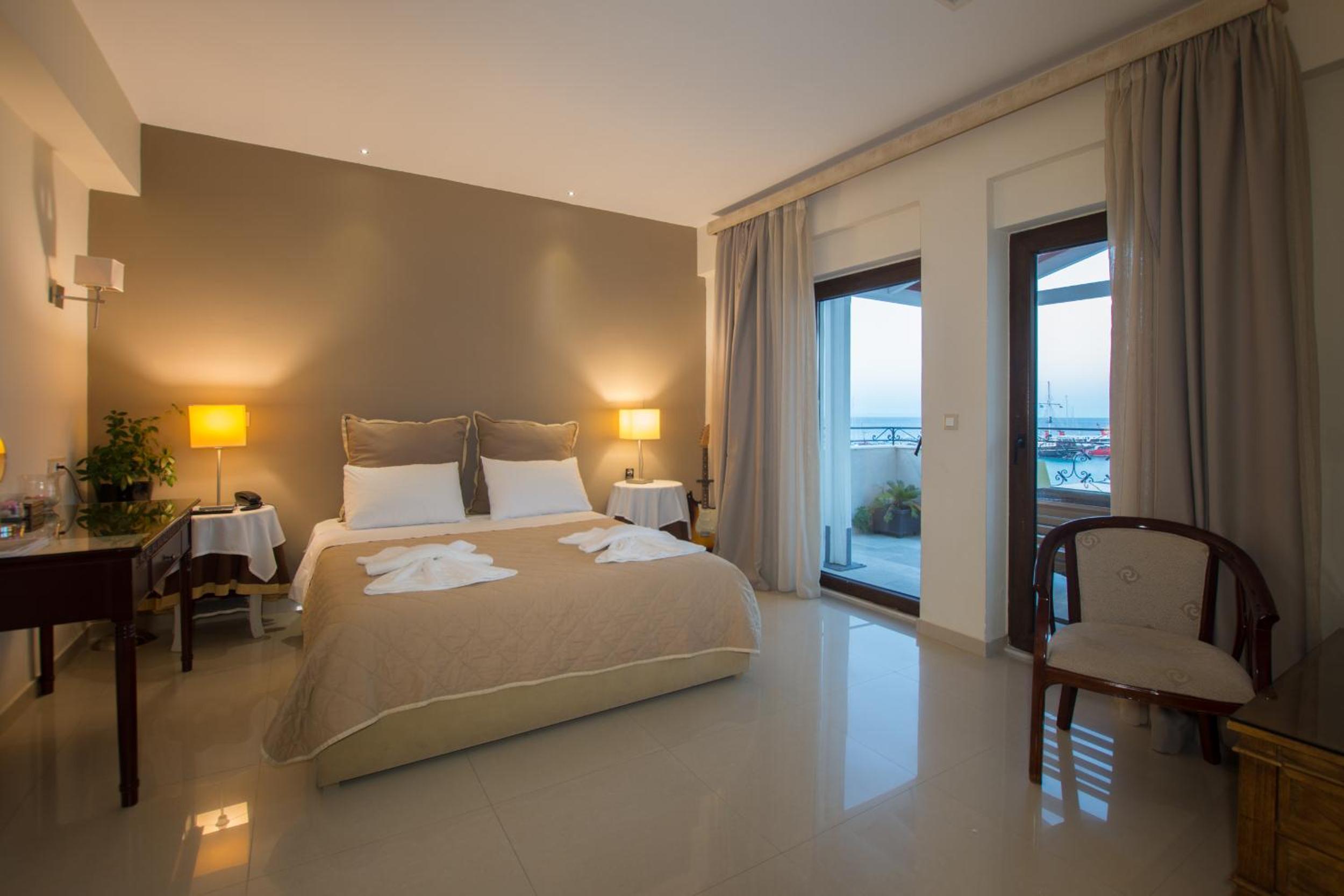 Deluxe Suite with Sea View - Photo 13