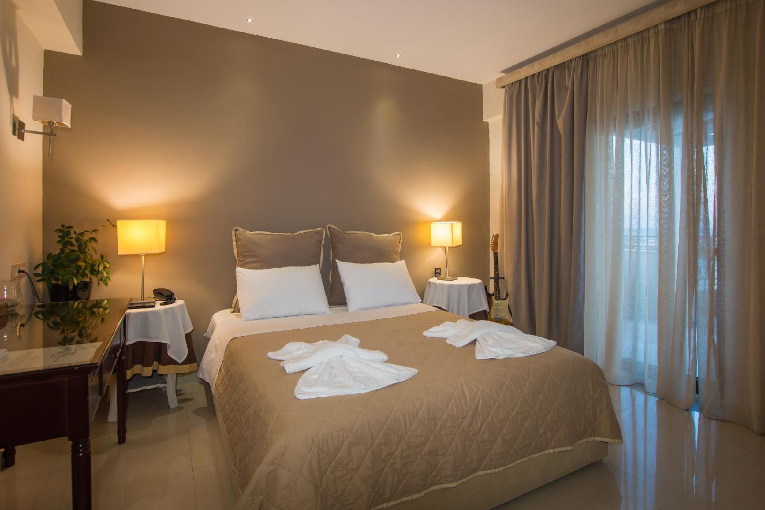 Deluxe Suite with Sea View - Photo 6