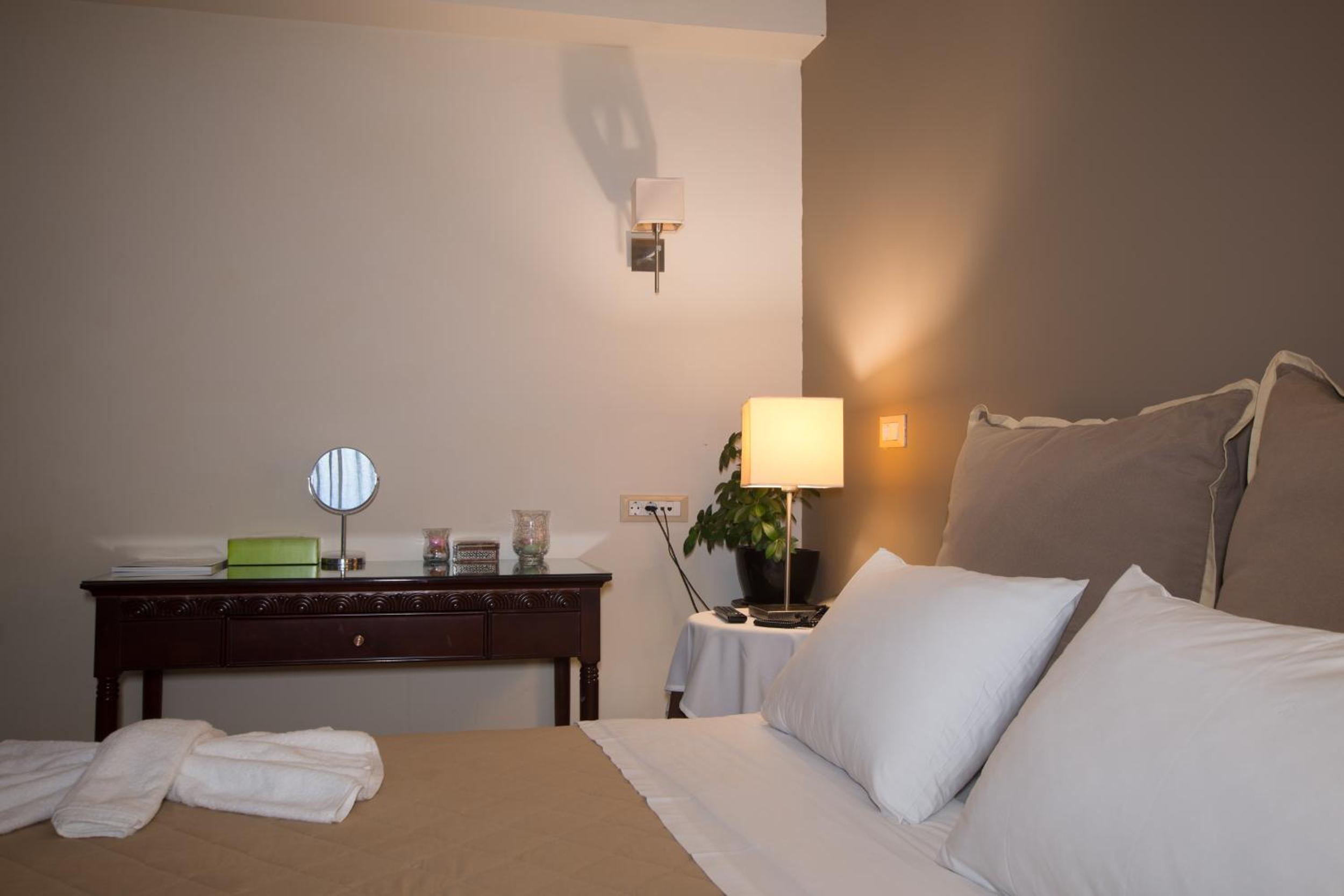 Deluxe Suite with Sea View - Photo 17