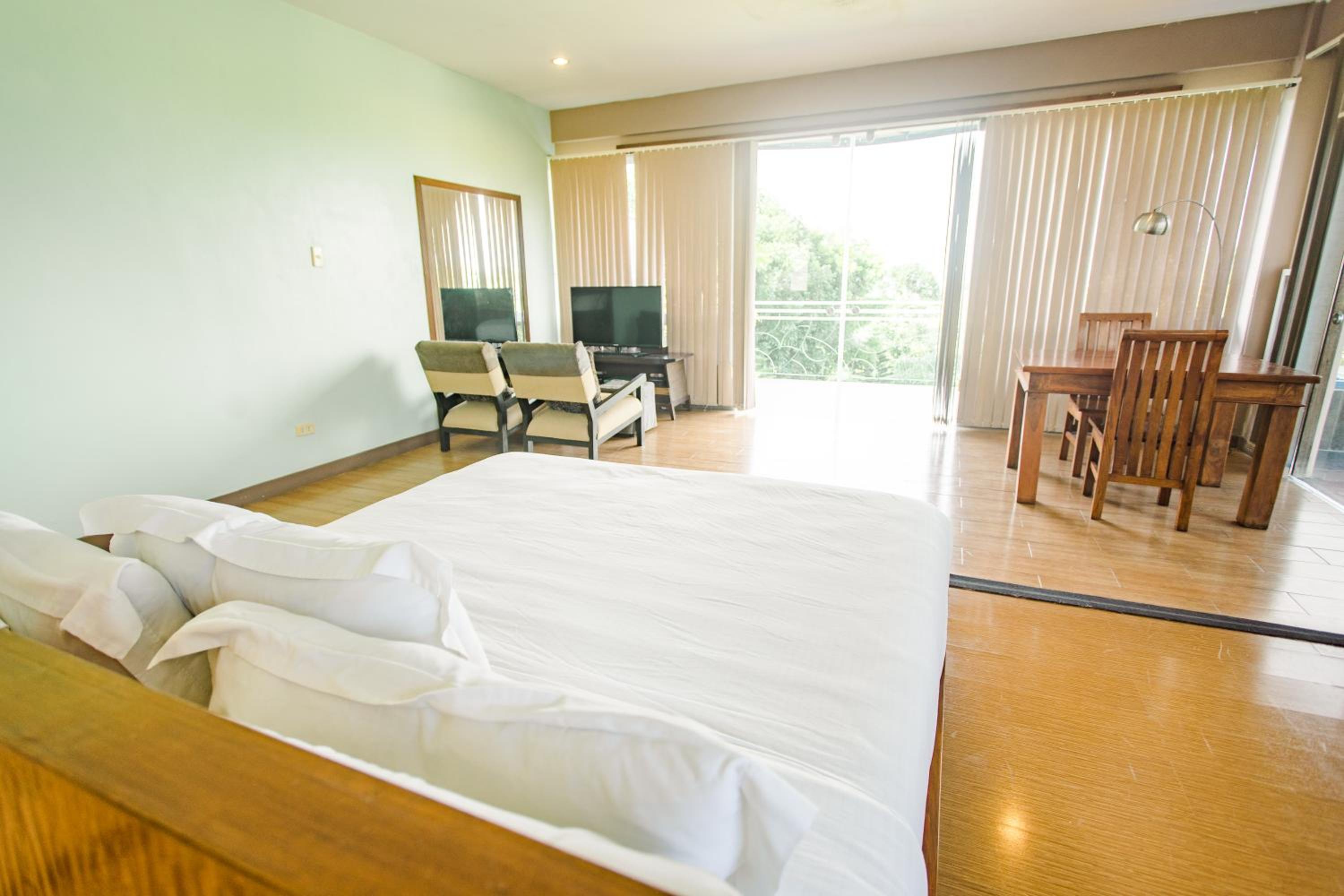 Executive Suite - Photo 1