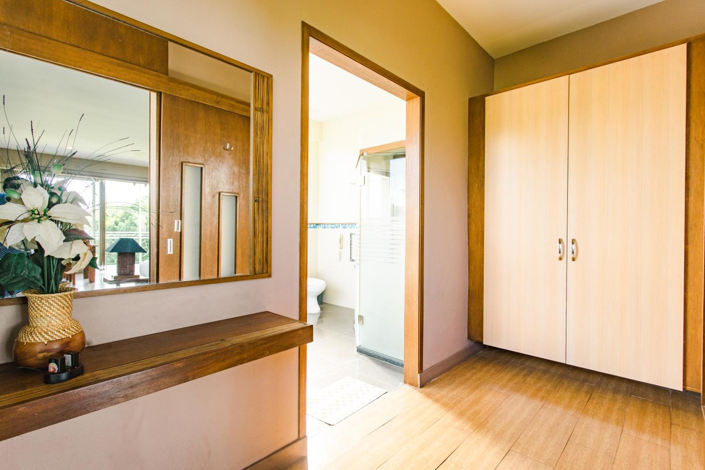 Executive Suite - Photo 5