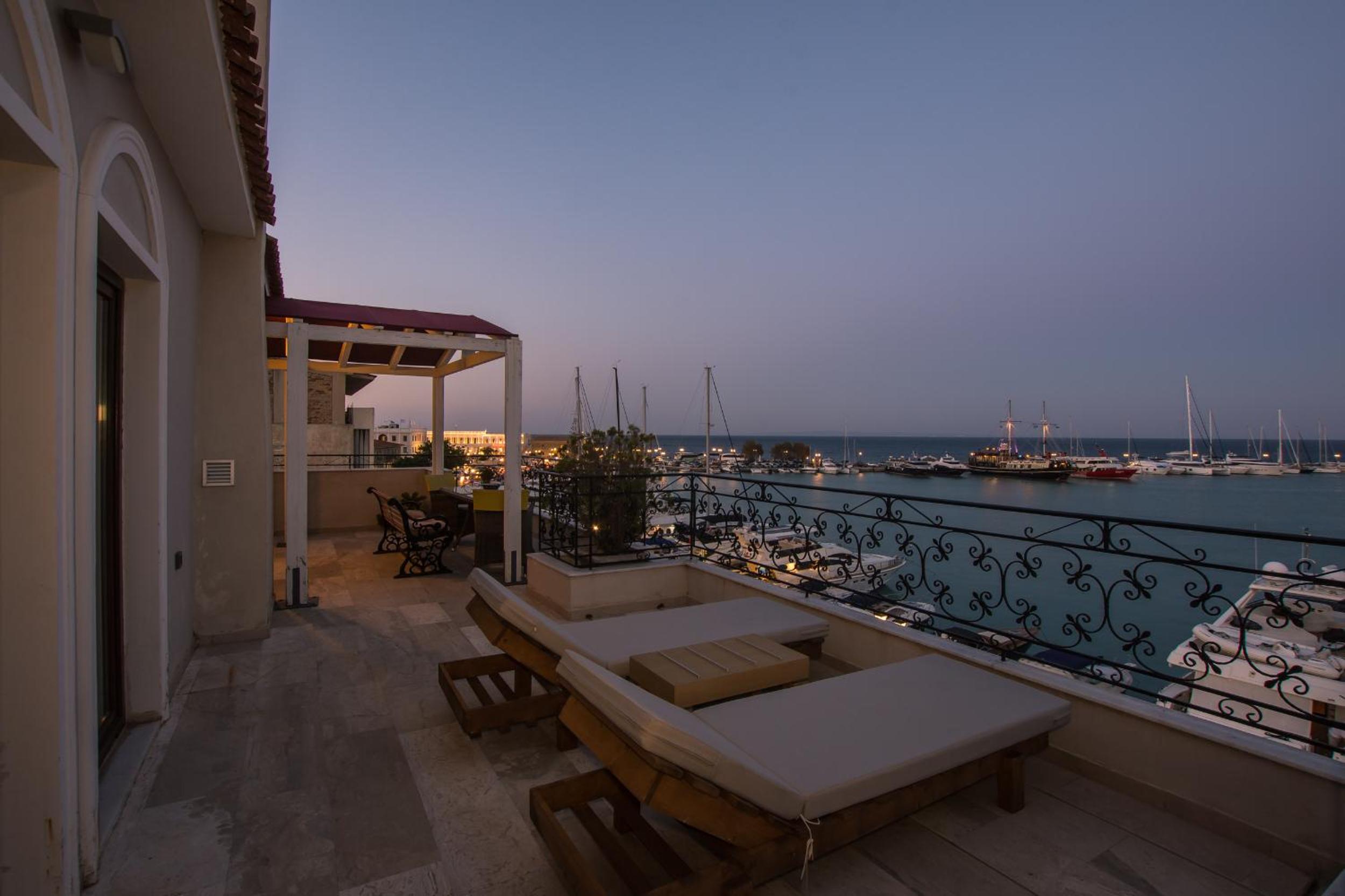 Deluxe Suite with Sea View - Photo 15
