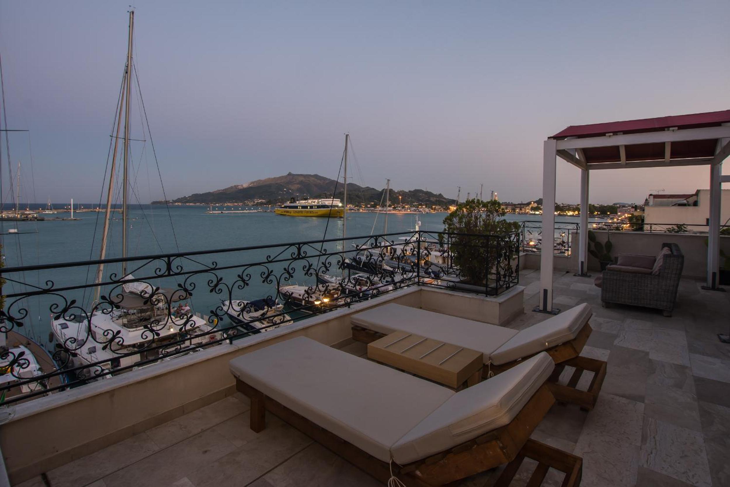 Deluxe Suite with Sea View - Photo 14