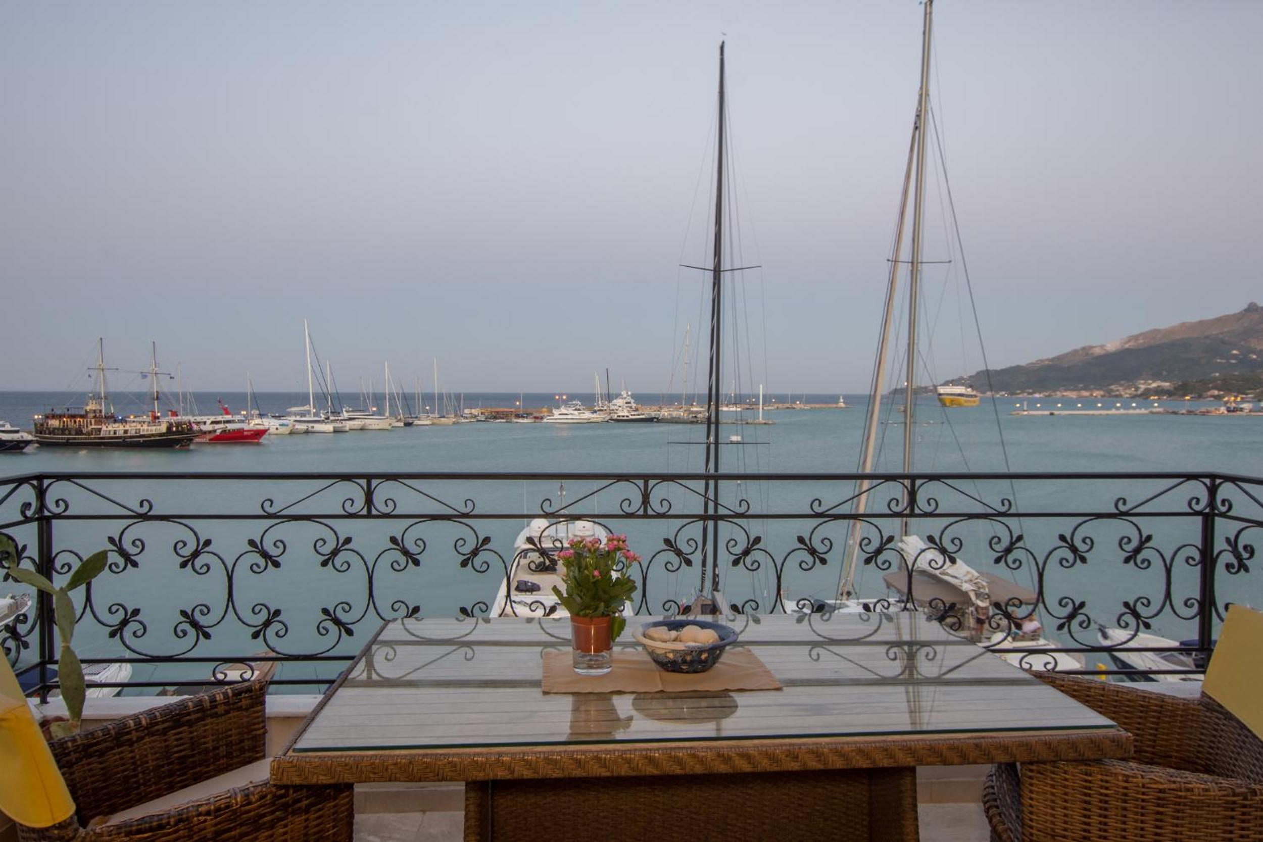 Deluxe Suite with Sea View - Photo 11