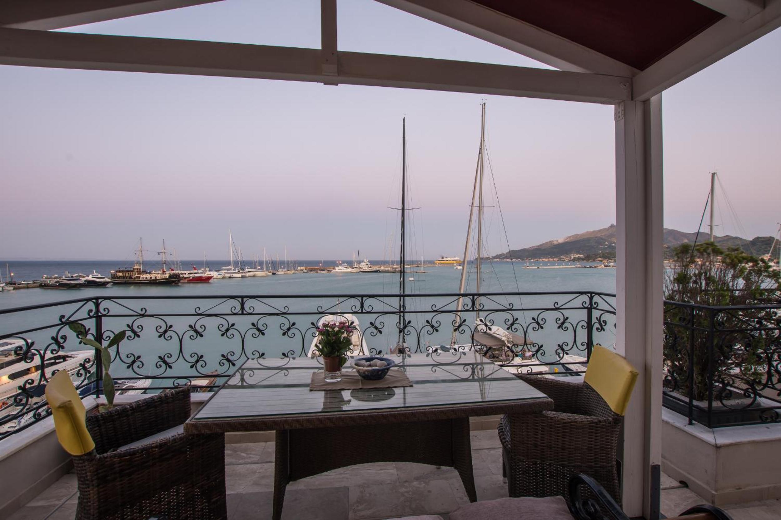 Deluxe Suite with Sea View - Photo 4