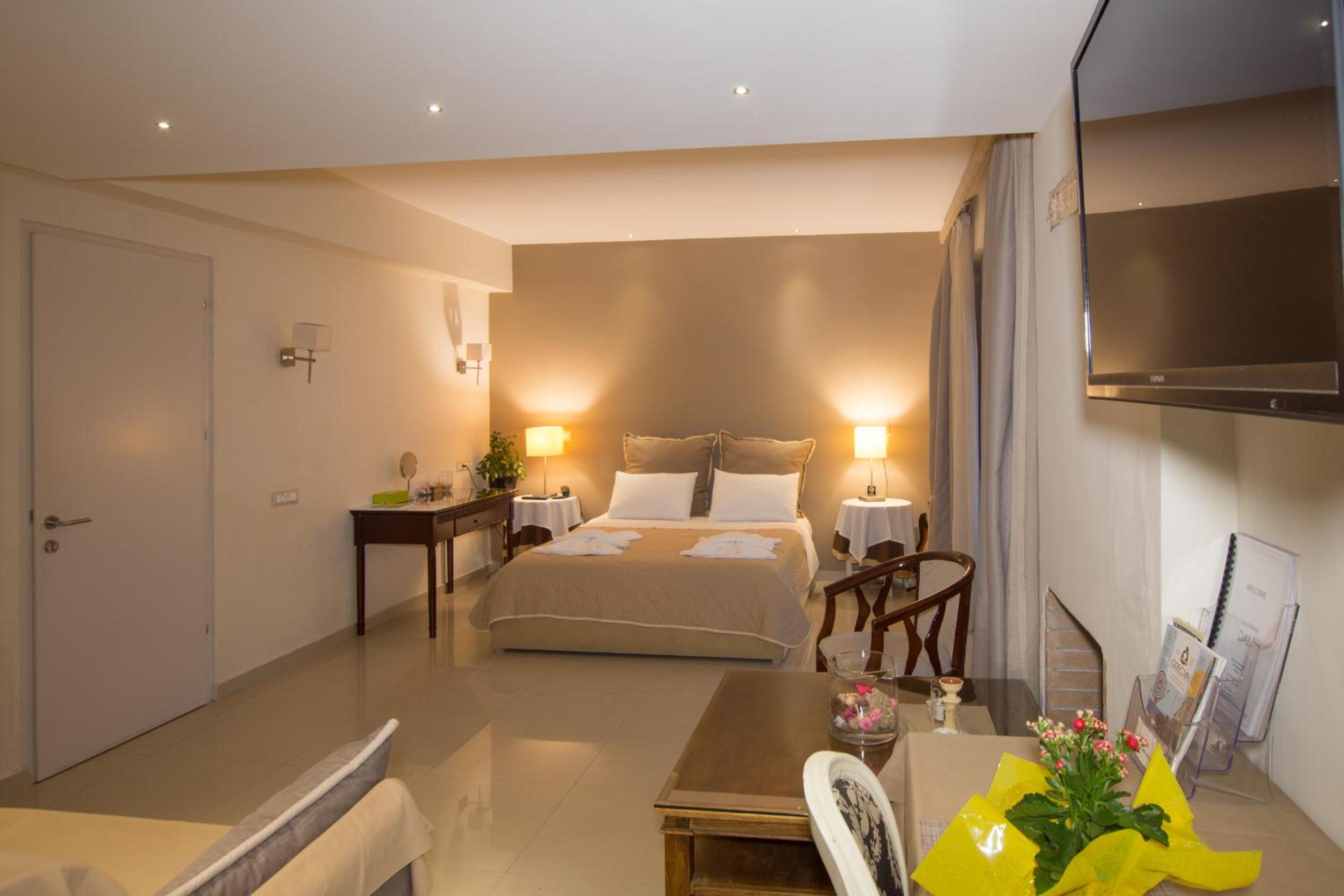 Deluxe Suite with Sea View - Photo 3