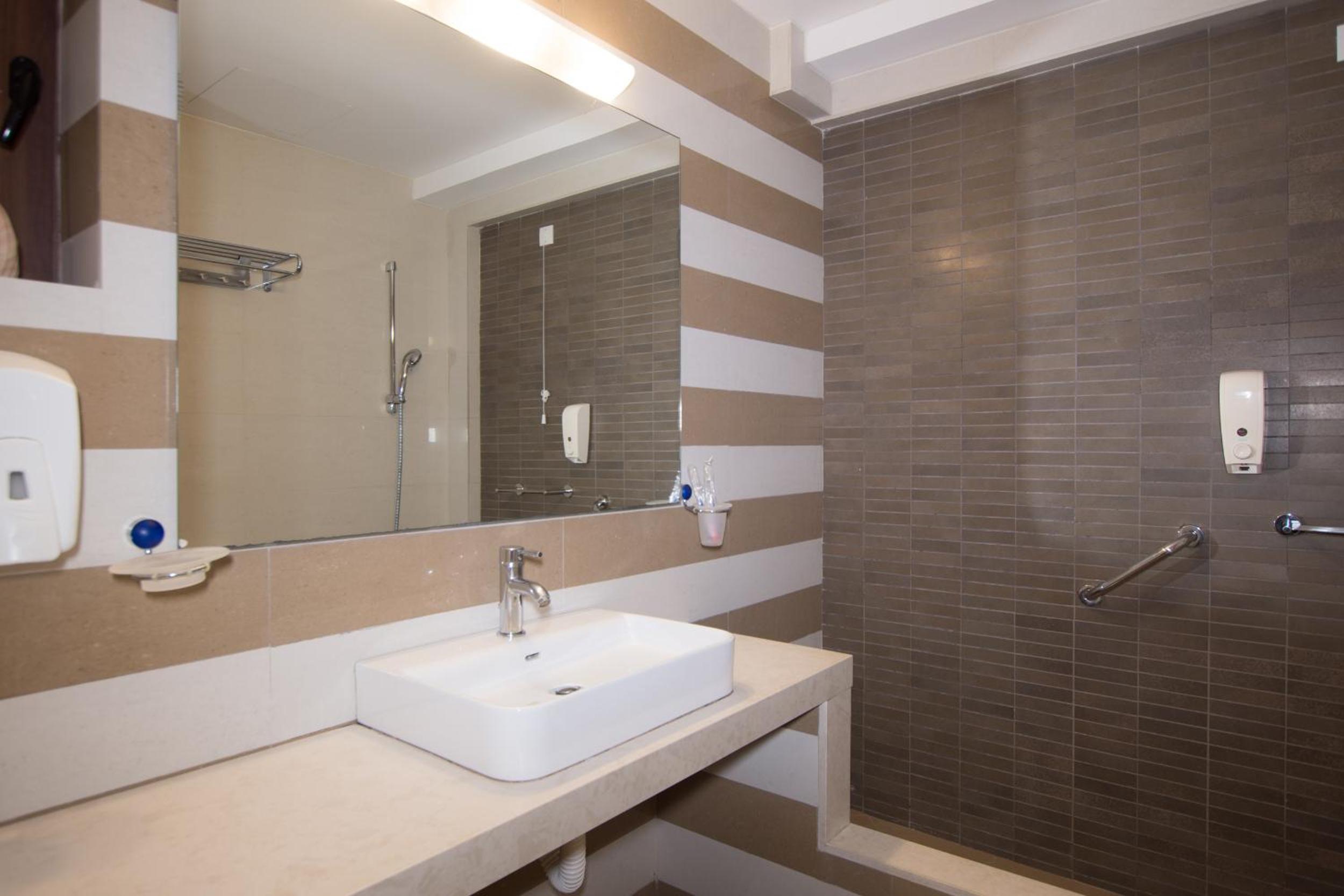Deluxe Suite with Sea View - Photo 16