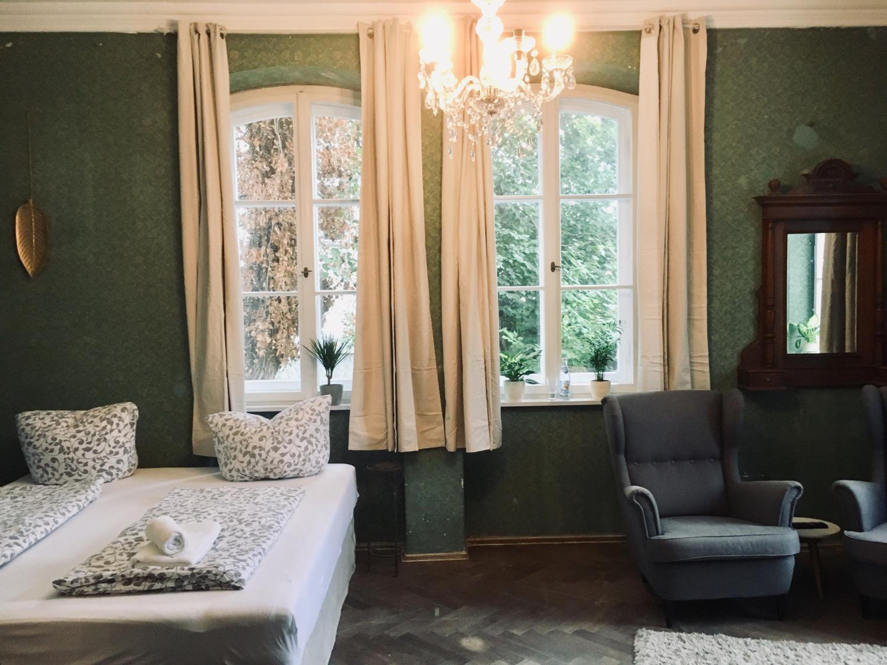 Economy Double Room with Shared Bathroom photo 2