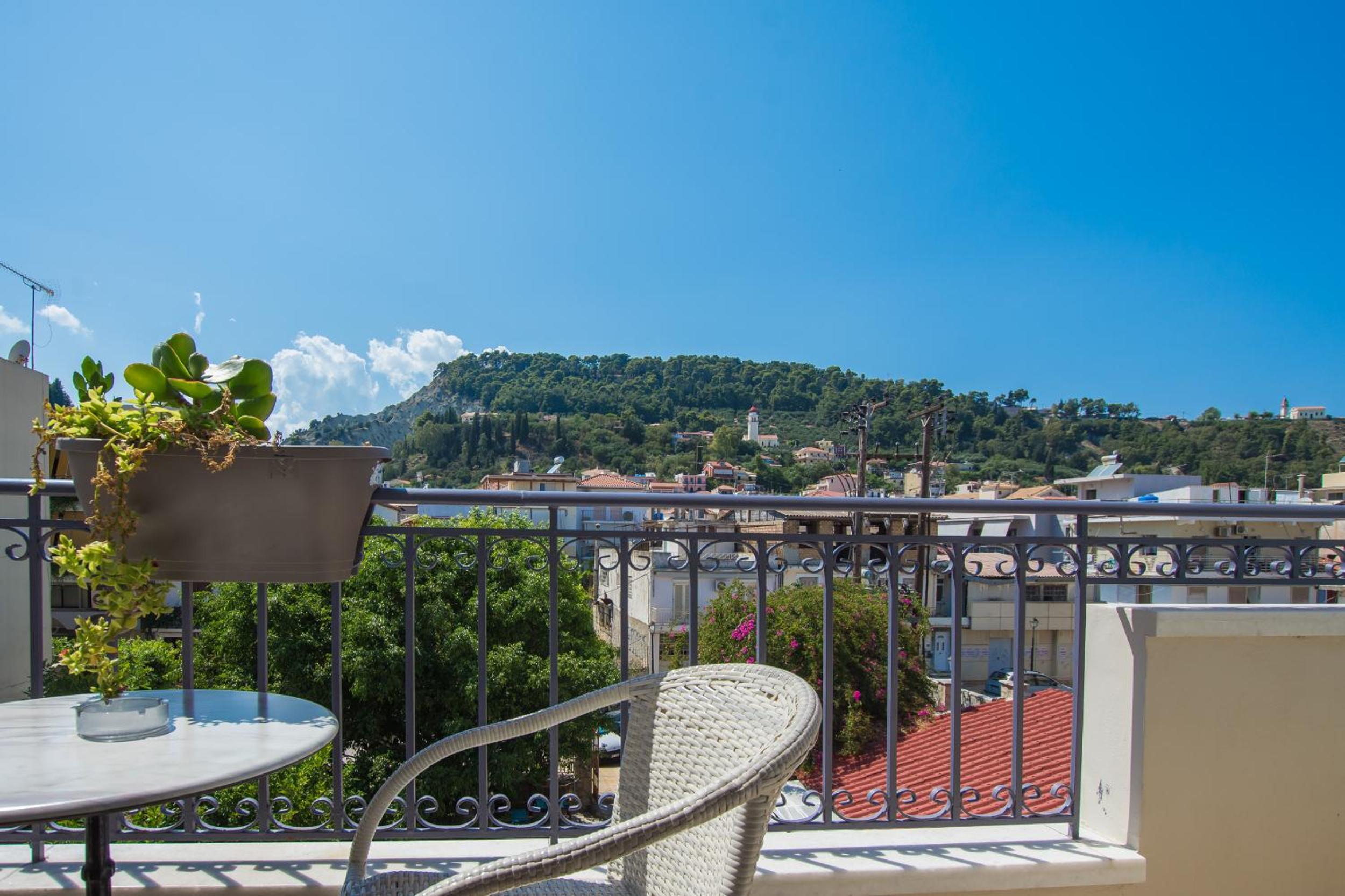 Double Room with Mountain View - Photo 3