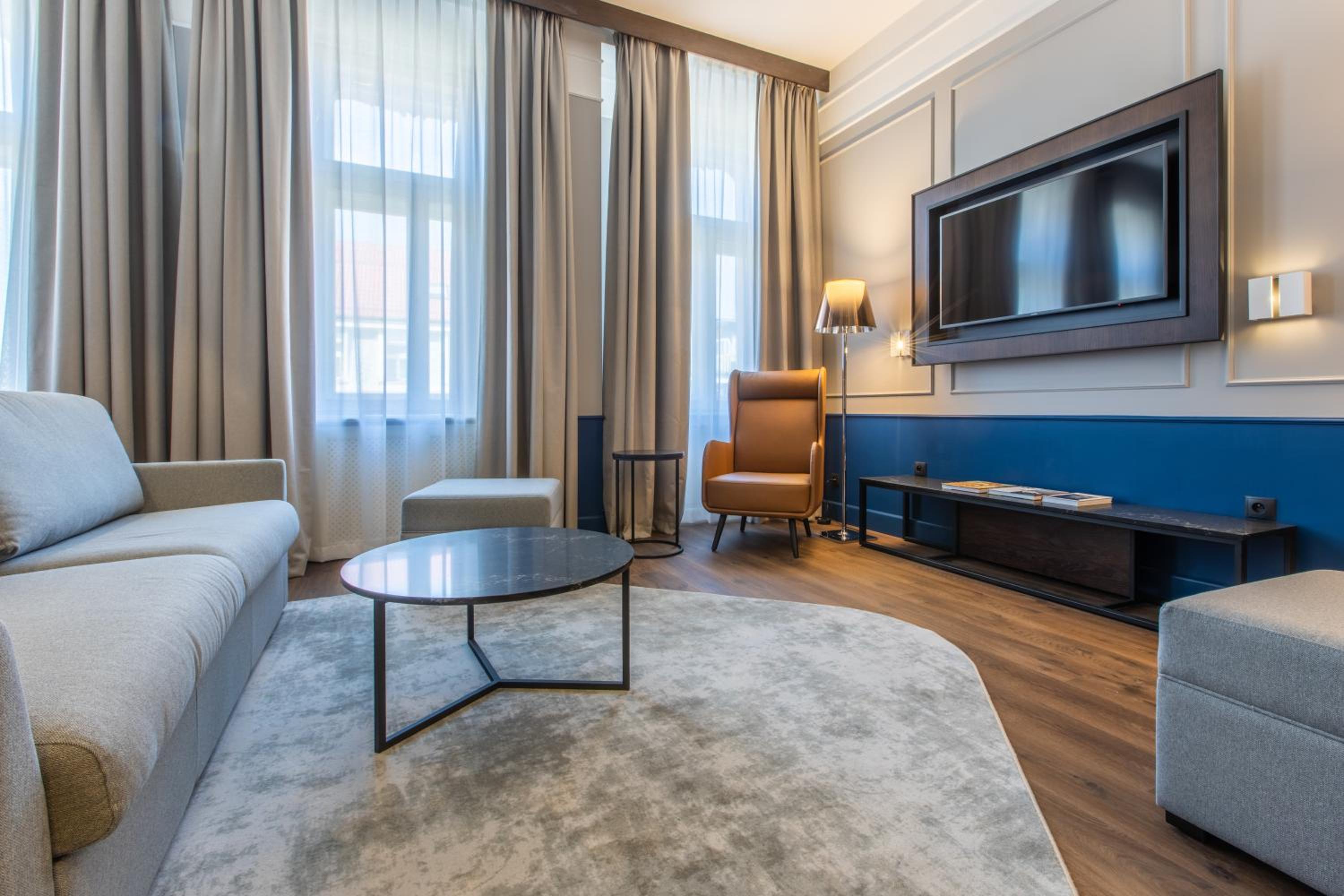 Executive Suite thumbnail 6