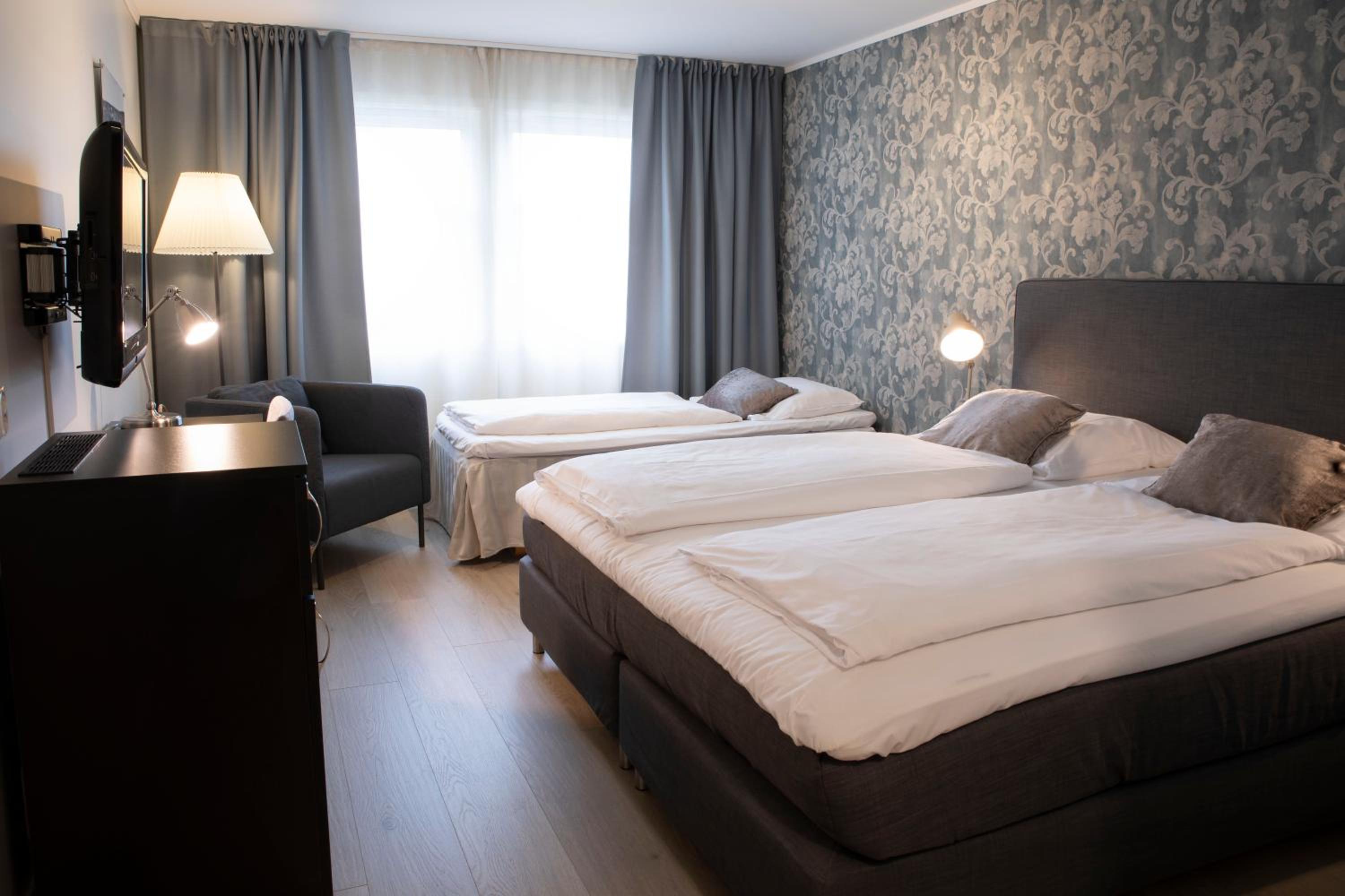 Triple Room with Three Single Beds - Photo 10
