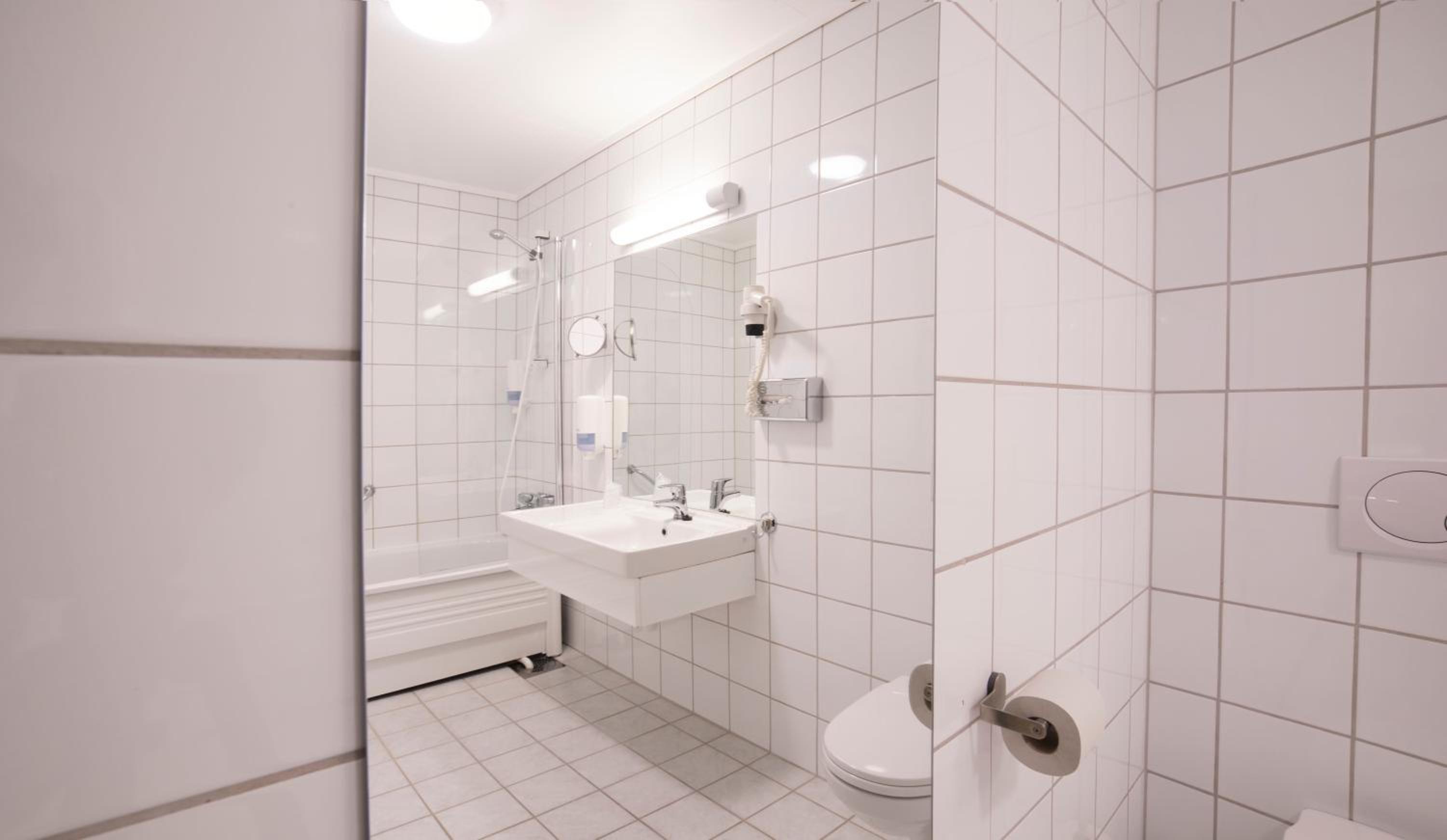 Twin Room - Non-Smoking - Photo 26