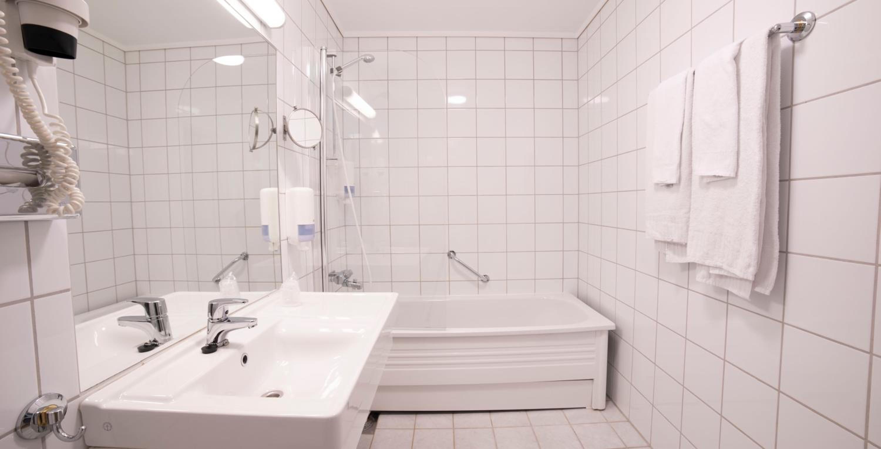 Twin Room - Non-Smoking - Photo 25