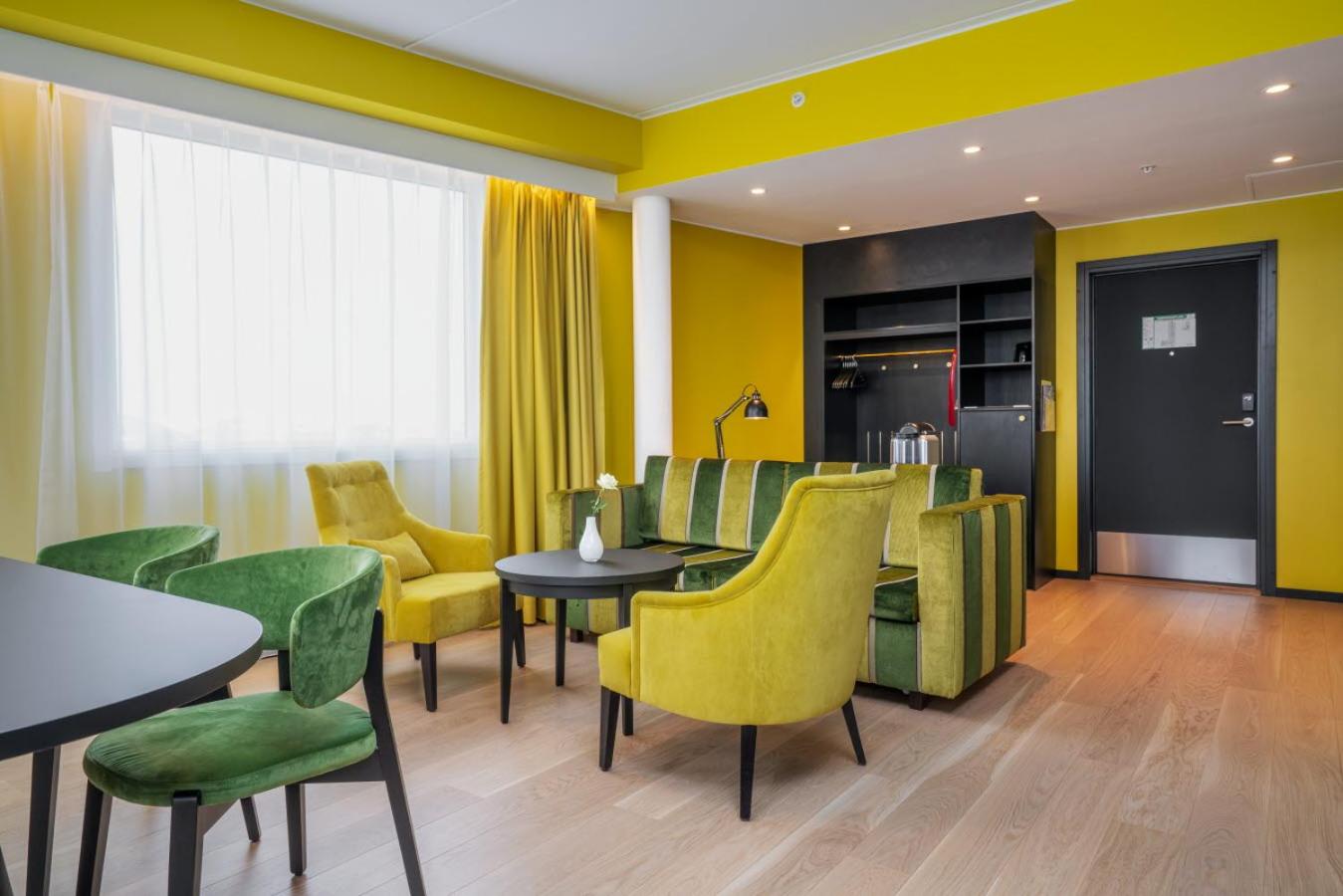 Suite - Photo 1