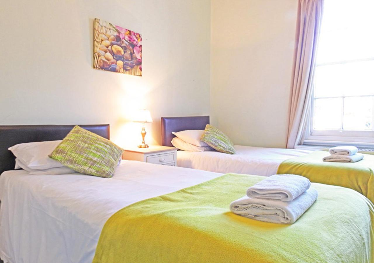 Seven-Bedroom House photo 1