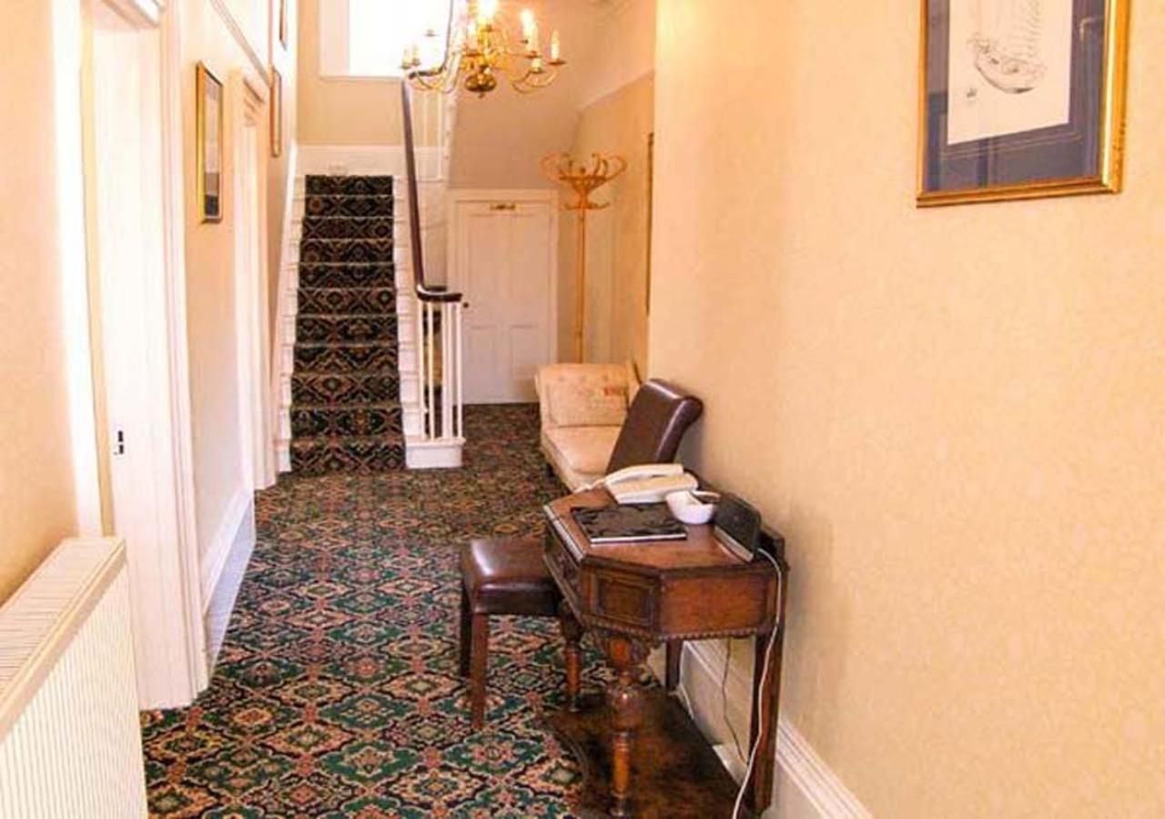 Seven-Bedroom House photo 2