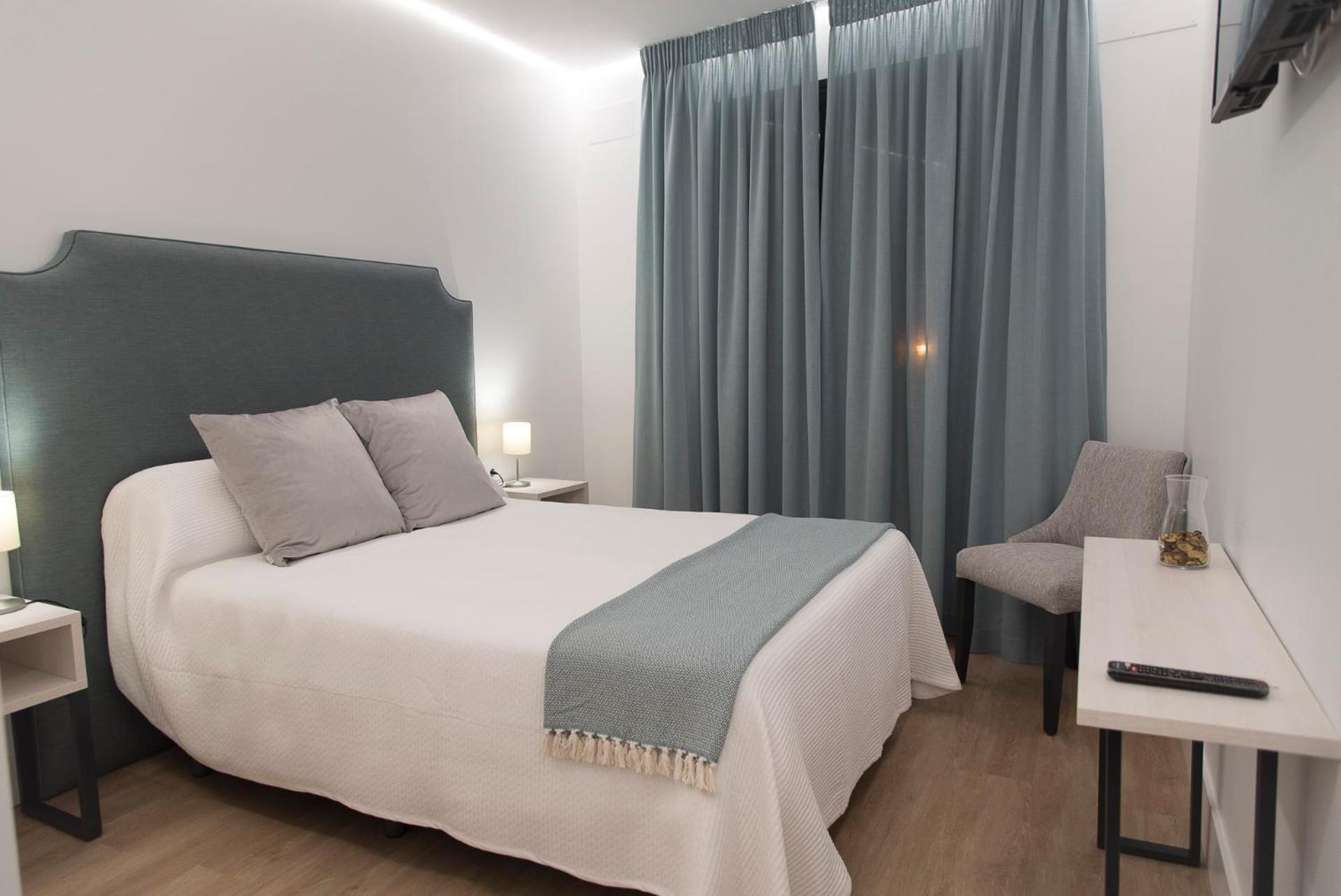 Double Room with Balcony - Photo 2