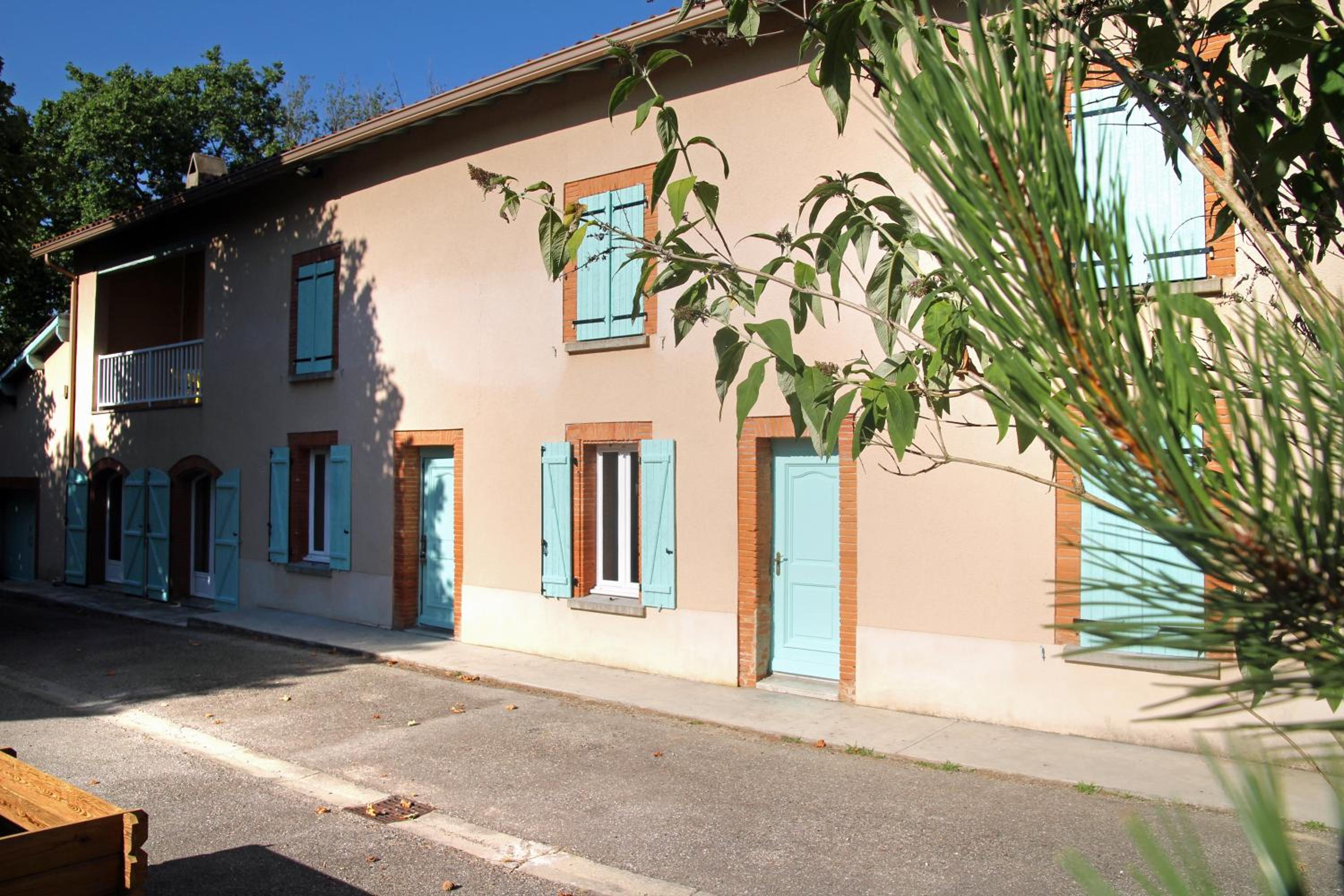 Six-Bedroom House photo 2