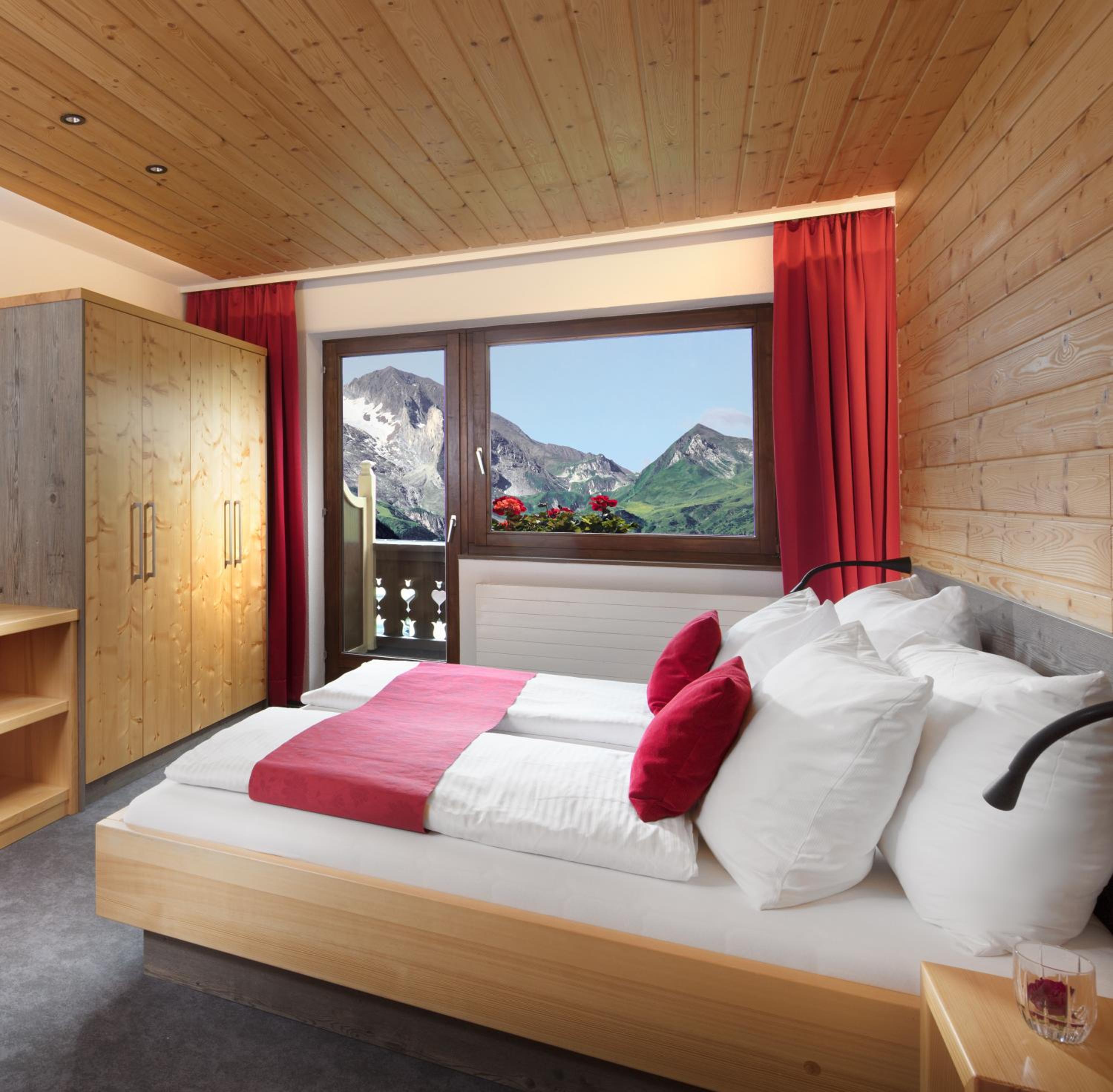 Deluxe Double Room with Balcony - Photo 5