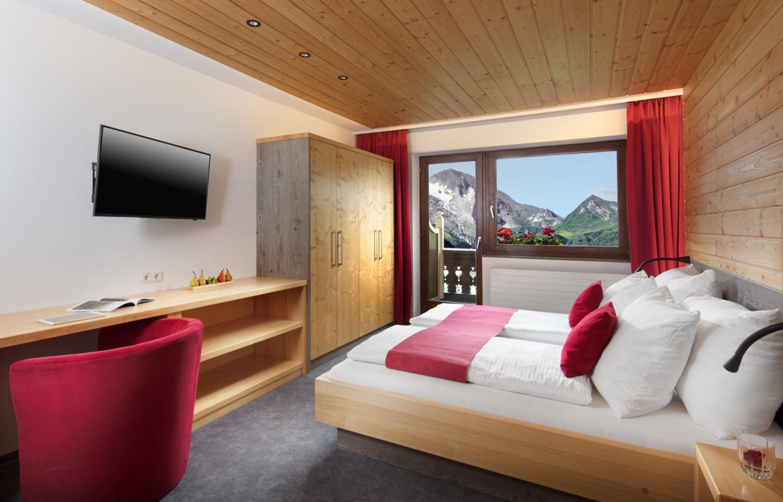 Deluxe Double Room with Balcony - Photo 1