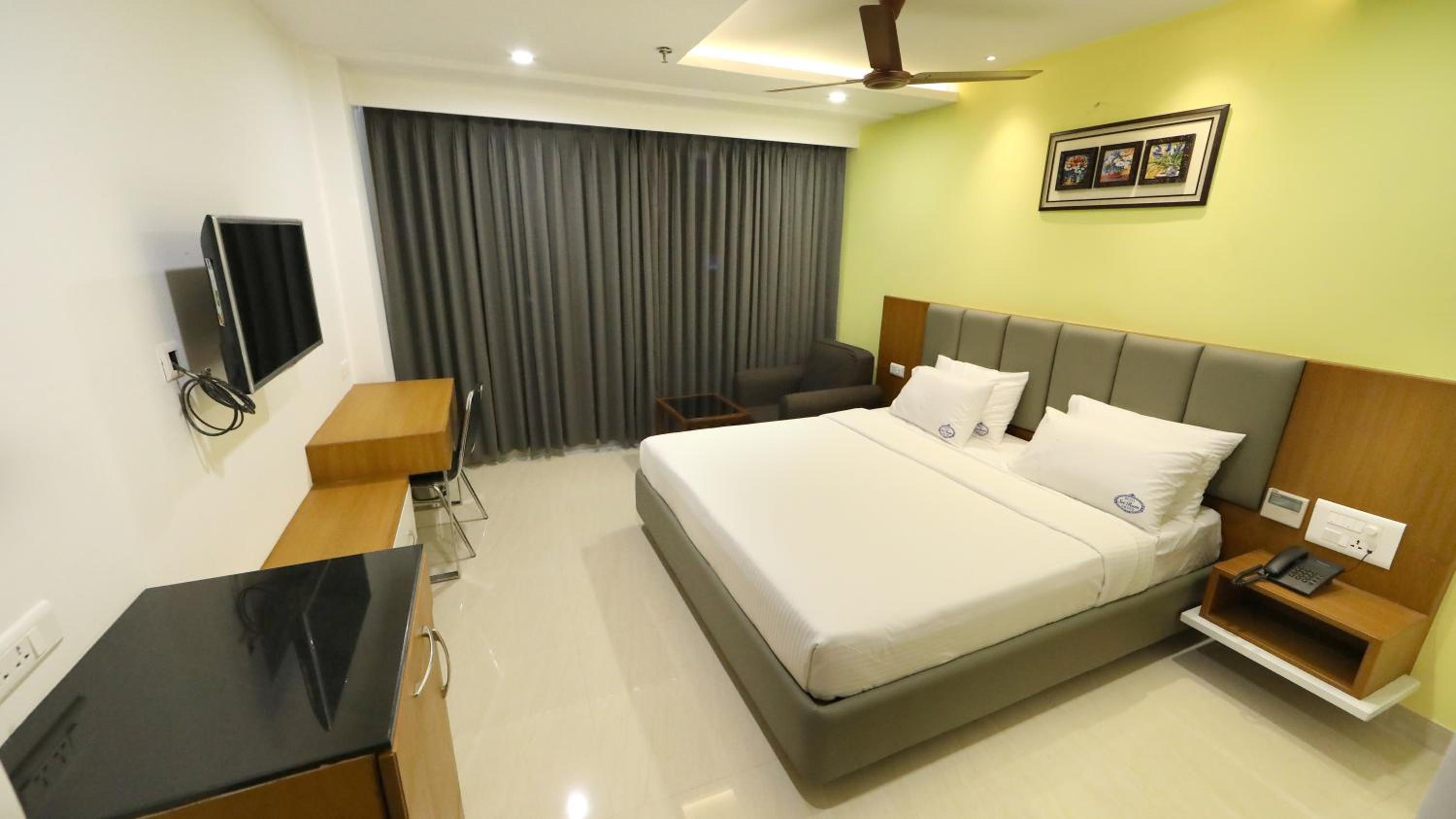 Superior King Room - Photo 13