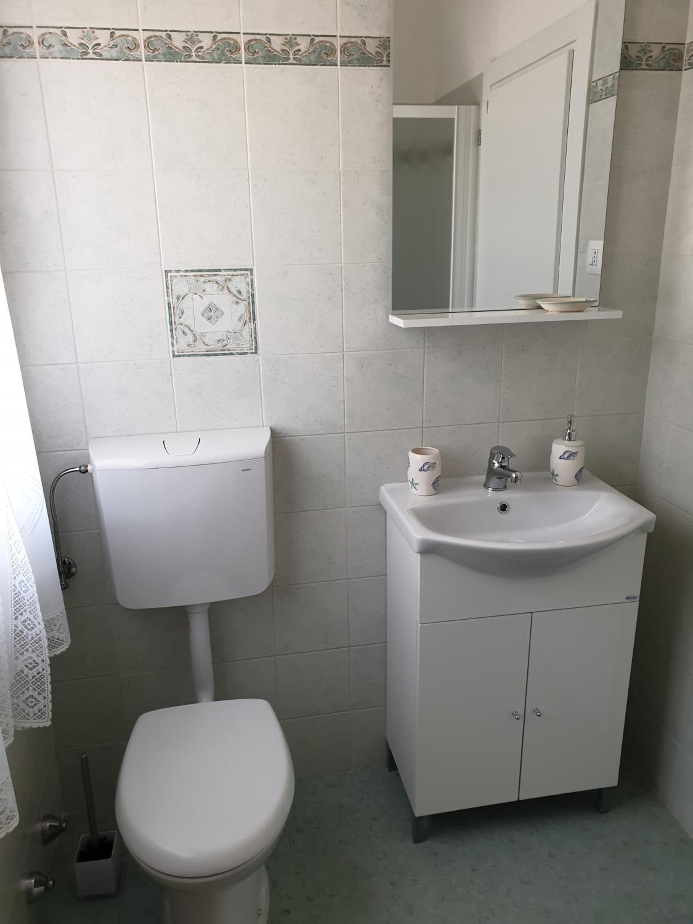Family Room with Private Bathroom - Photo 37