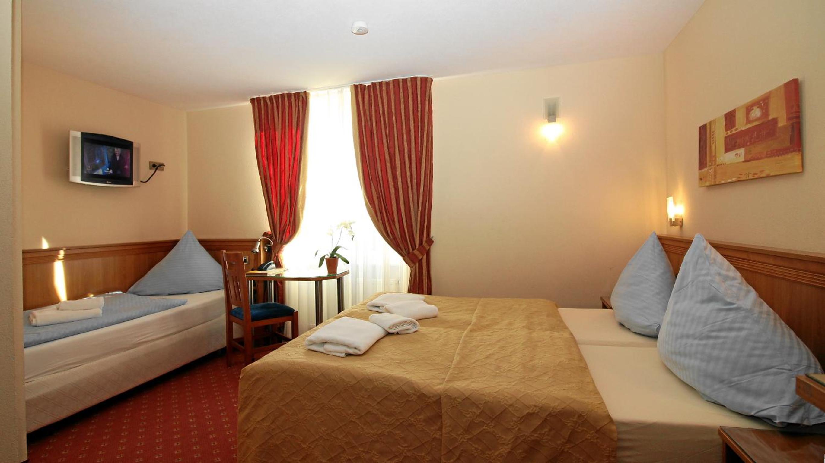 Basic Triple Room photo 2