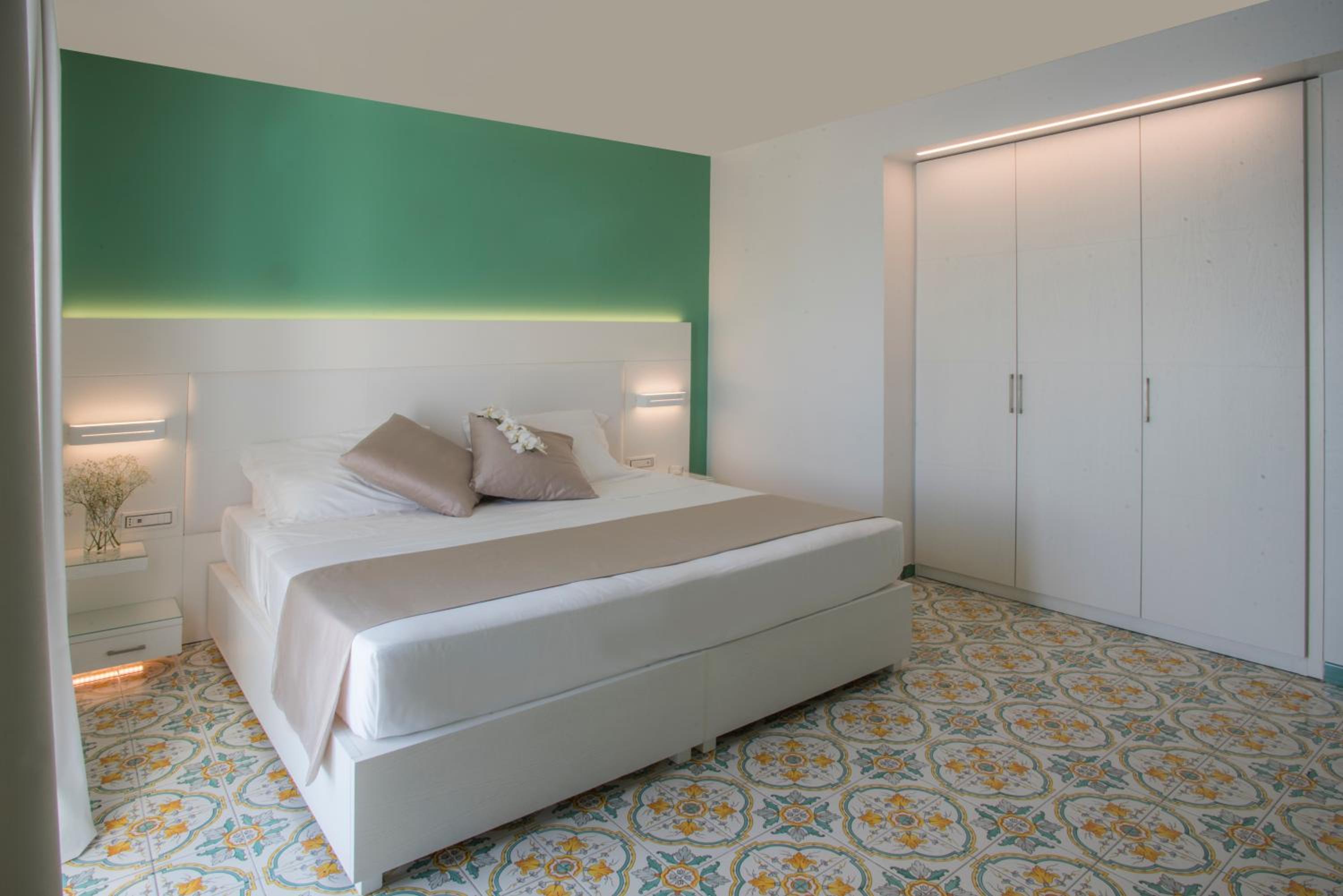 Superior Room with Partial Sea View - Photo 4