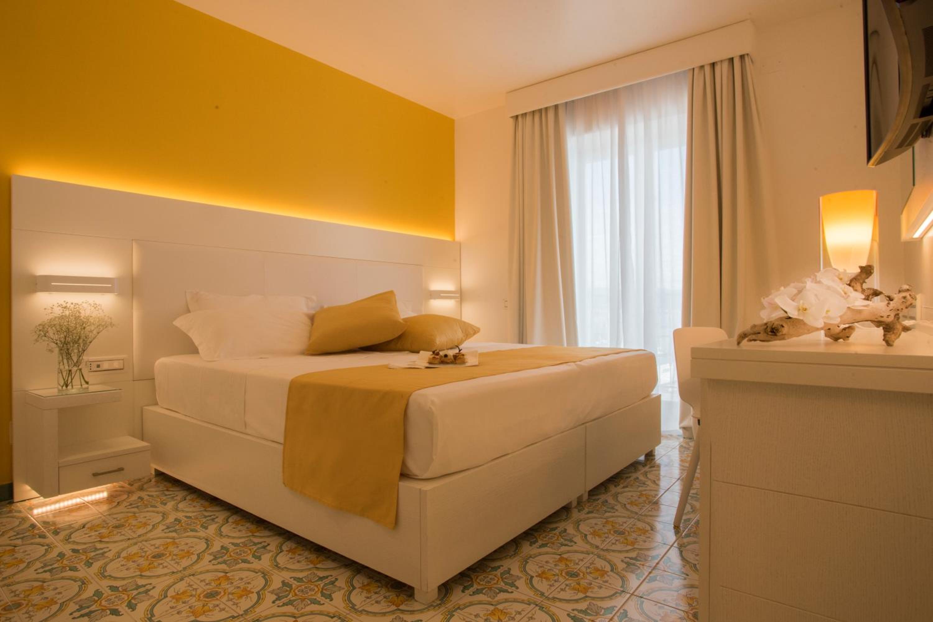 Superior Room with Partial Sea View - Photo 5