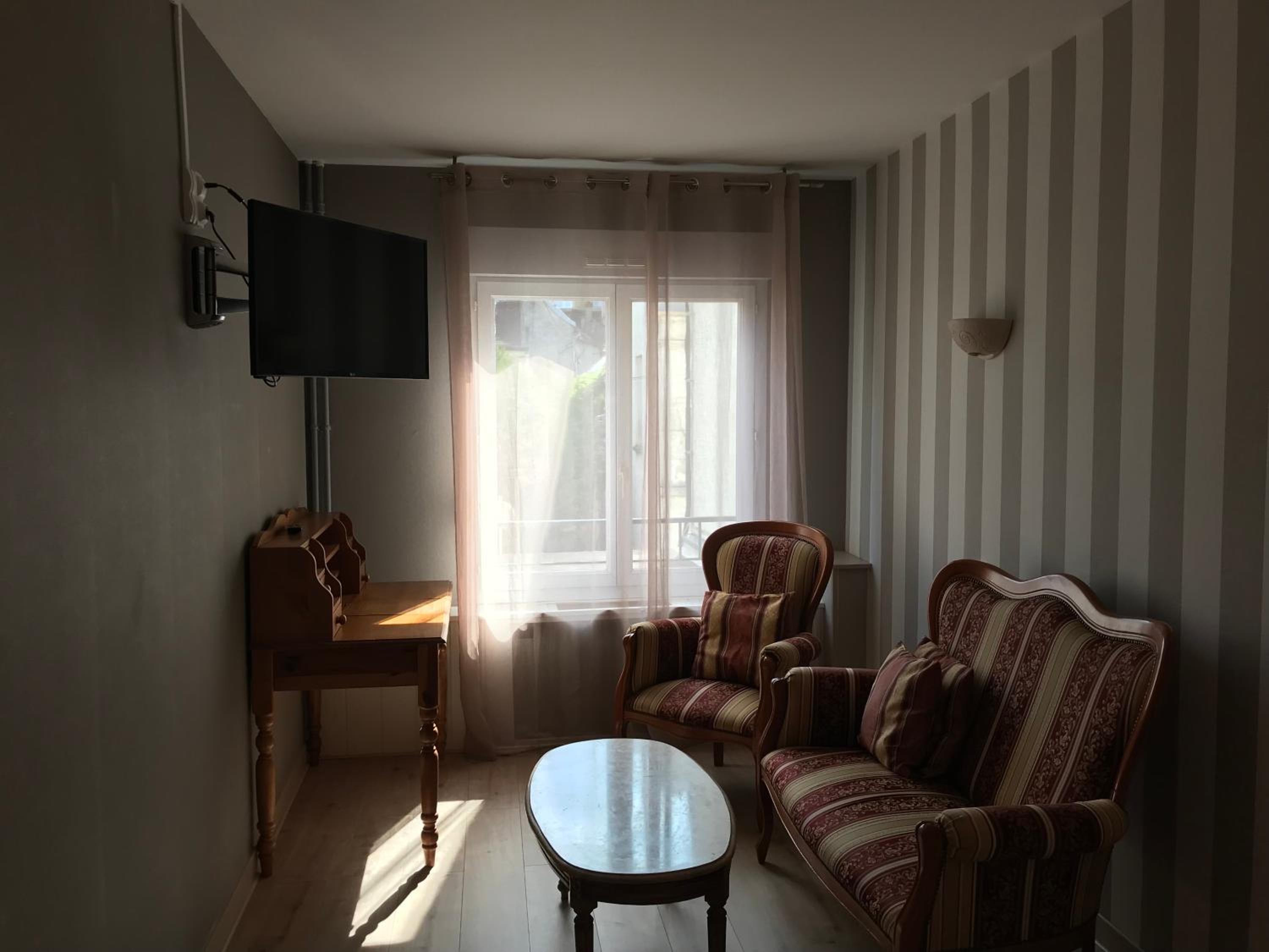 Large Double Room - Photo 6