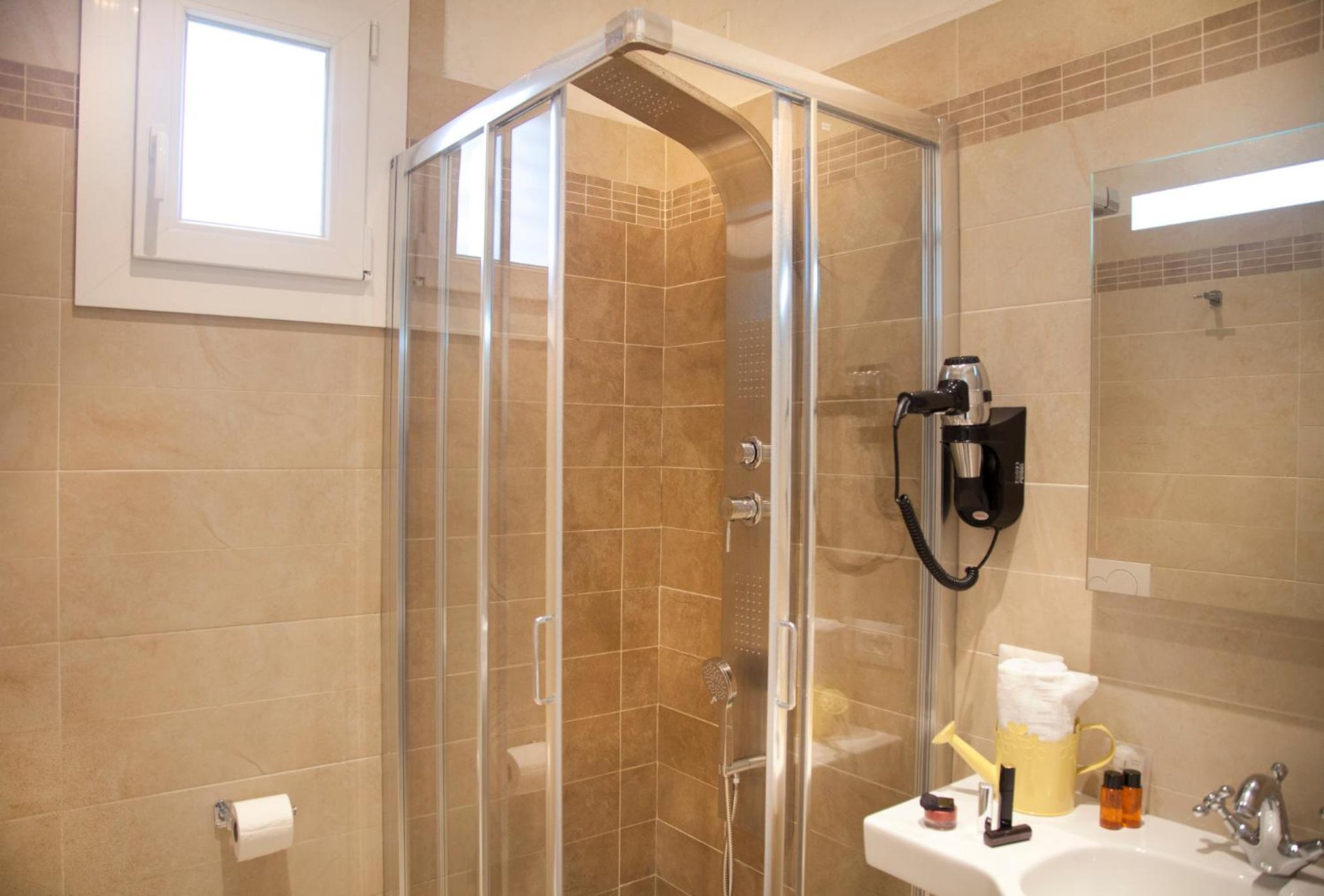 Double Room - Photo 15