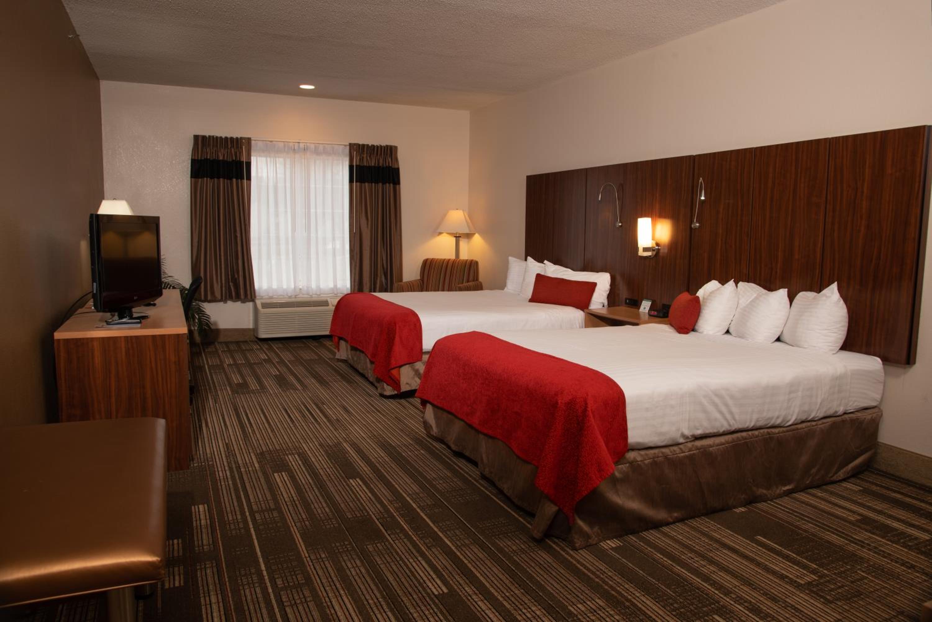 Queen Room with Two Queen Beds - Photo 4