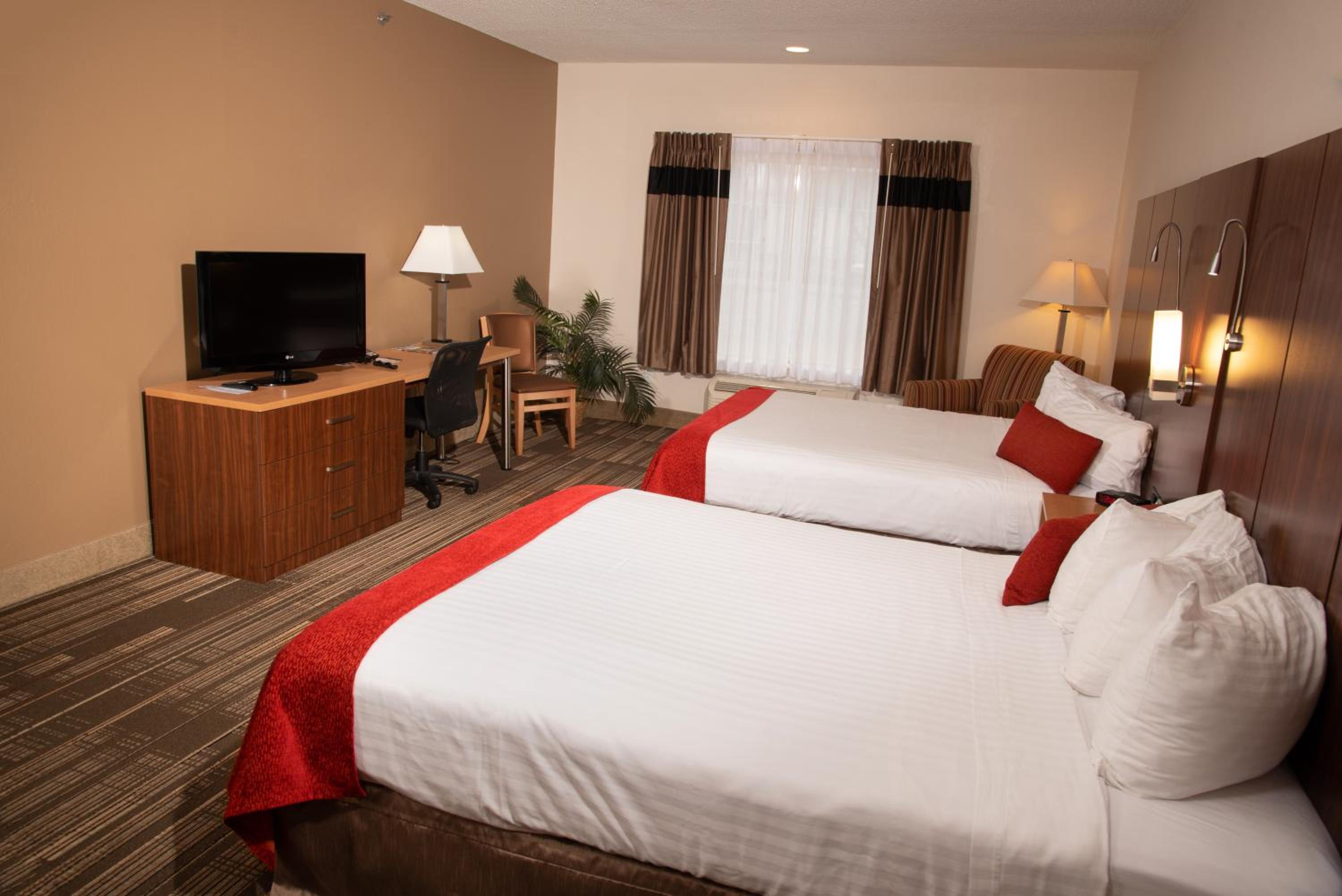 Queen Room with Two Queen Beds - Photo 5